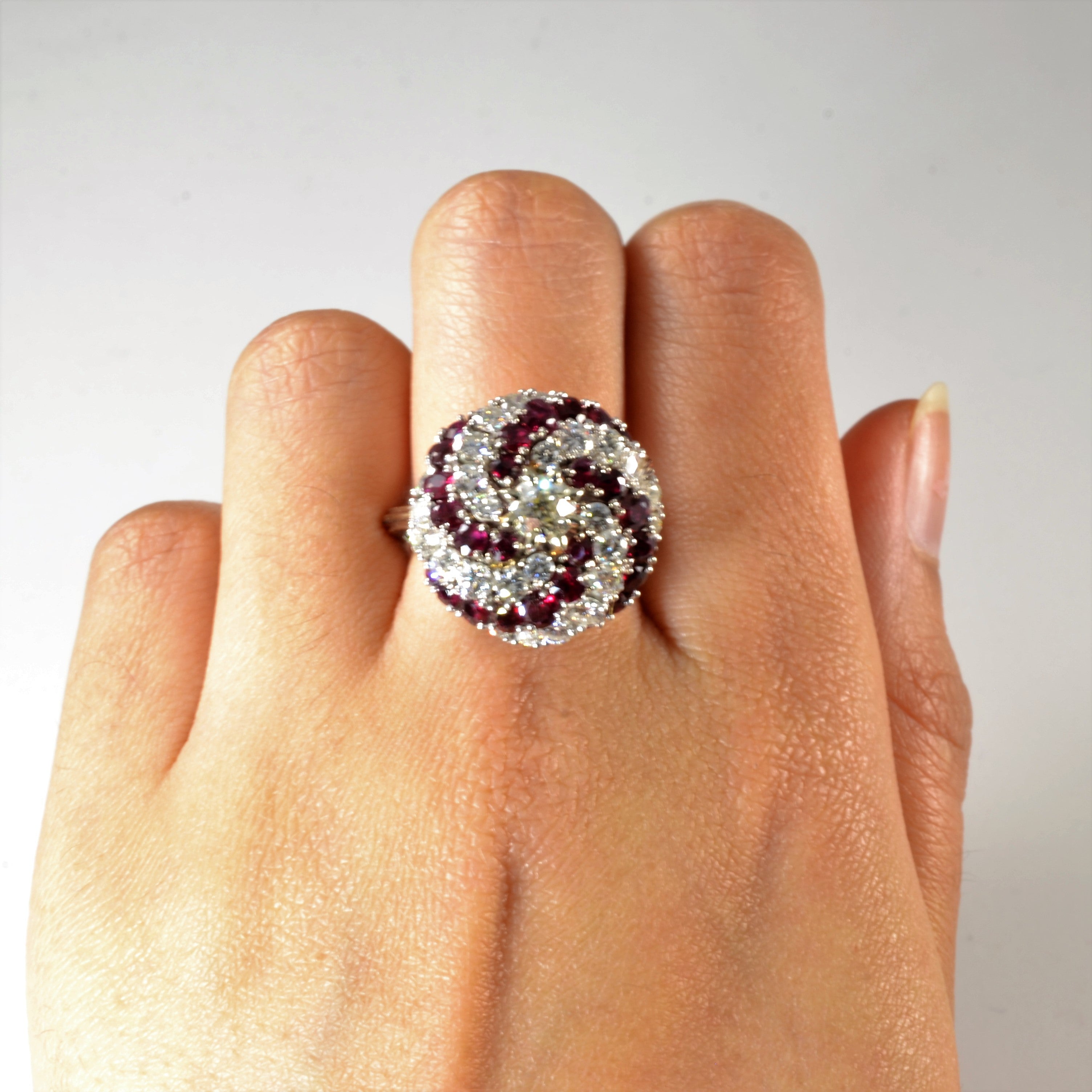 Bague moulinet rubis et diamants style milieu du siècle | 2,09 ct, 1,82 ct | Taille 7 |