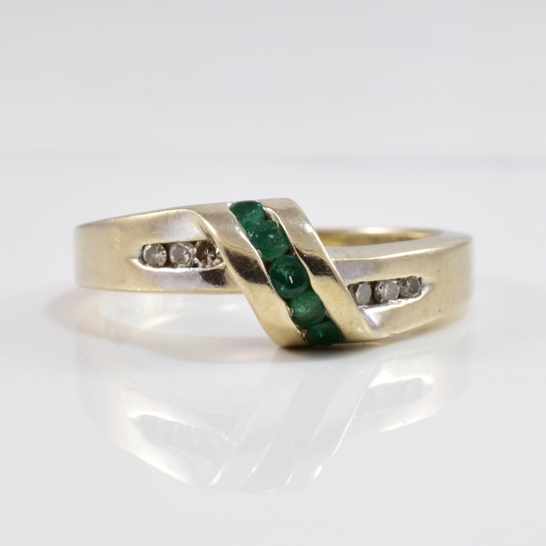 Bague contournante émeraude et diamant | 0,05 ct au total, taille 5,5 |