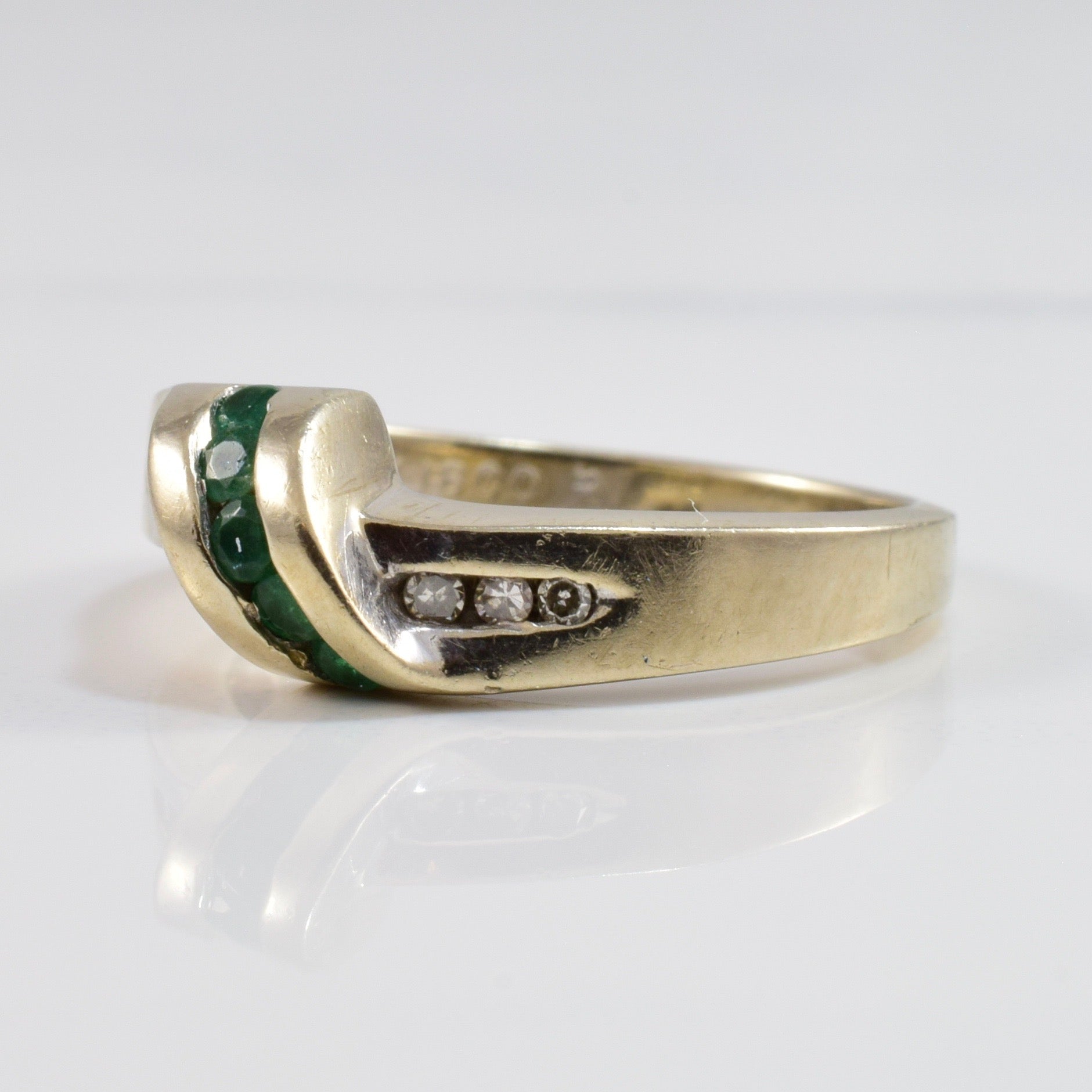 Bague contournante émeraude et diamant | 0,05 ct au total, taille 5,5 |