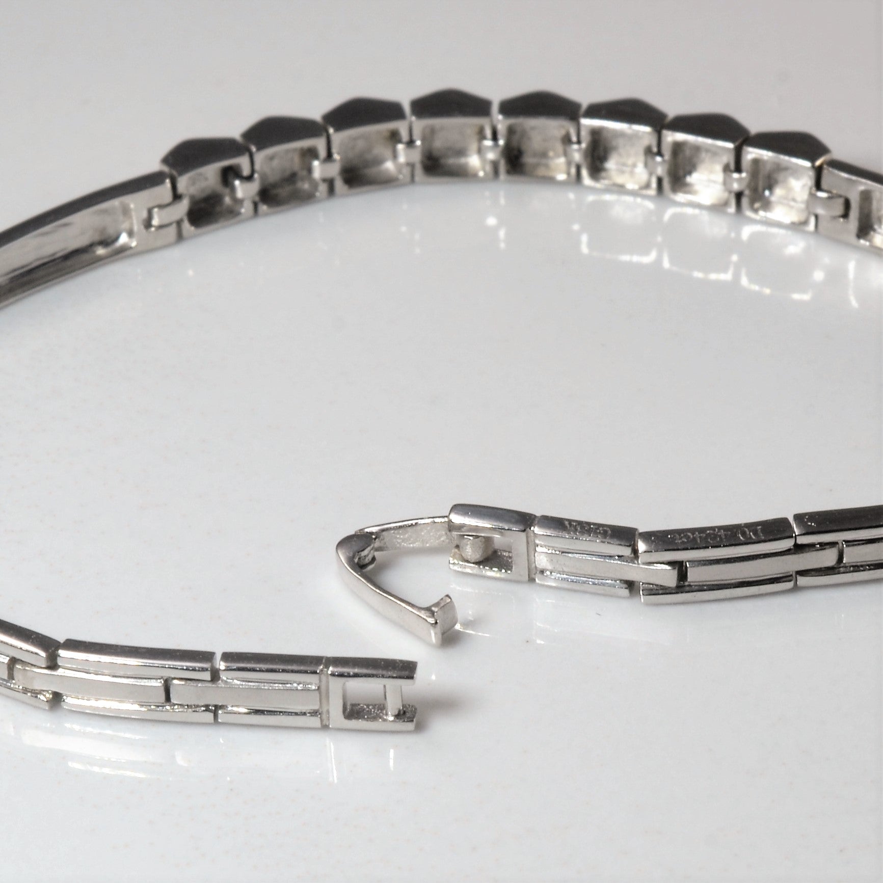 Bracelet en or blanc 18 carats serti tension de diamants | 0,42 ct au total | 15 cm |