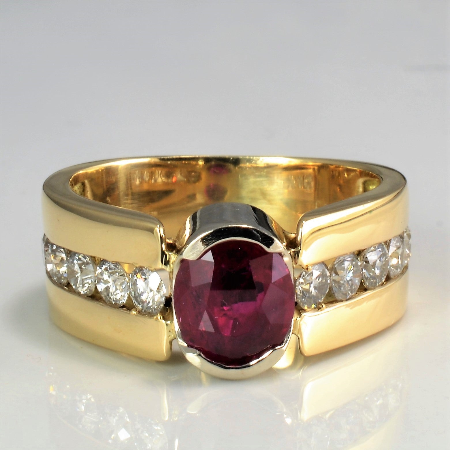 Bague sertie semi-clos de rubis et diamants | 1,20 ct au total, 2,15 ct | Taille 8 |
