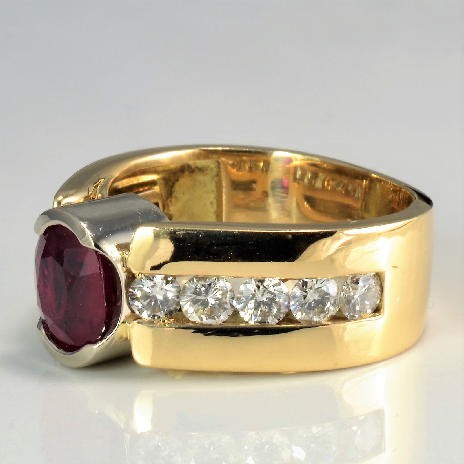 Bague sertie semi-clos de rubis et diamants | 1,20 ct au total, 2,15 ct | Taille 8 |