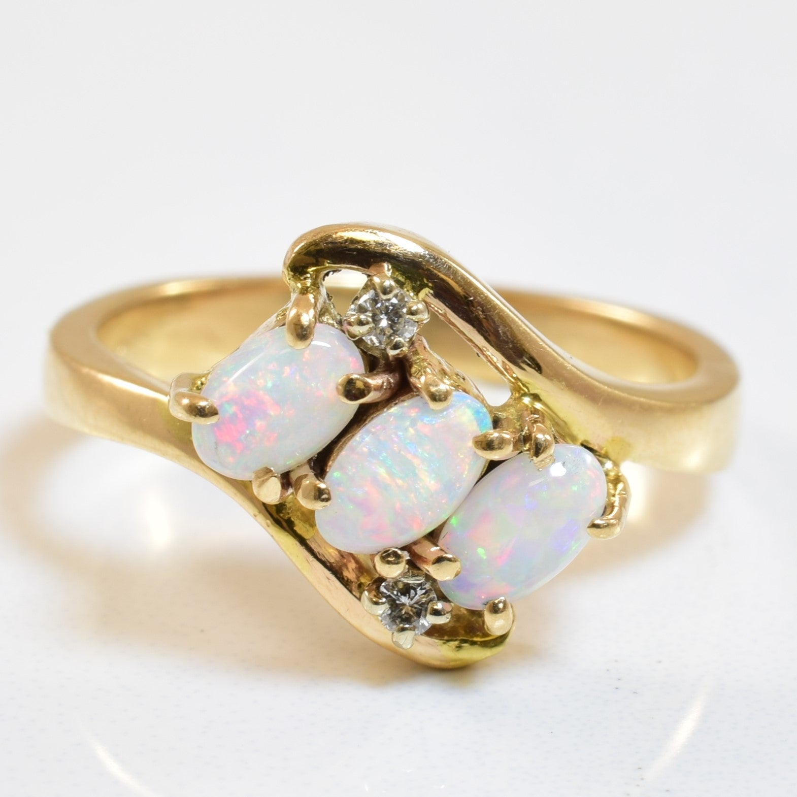Bague trois pierres en opale et diamants (0,40 ct, 0,04 ct) | Taille 6 |