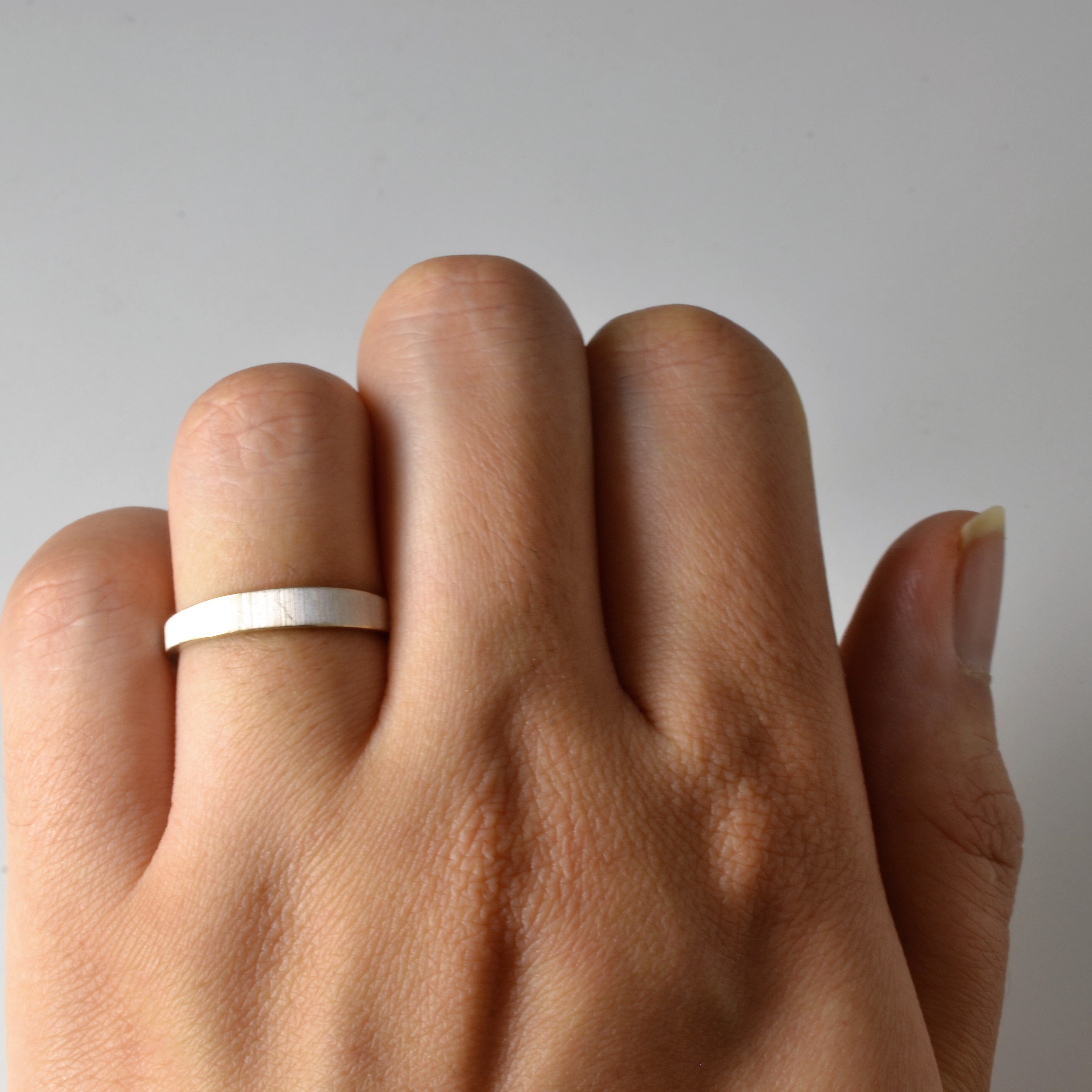Bague en or blanc 14 carats brossé | Taille 6,5 |