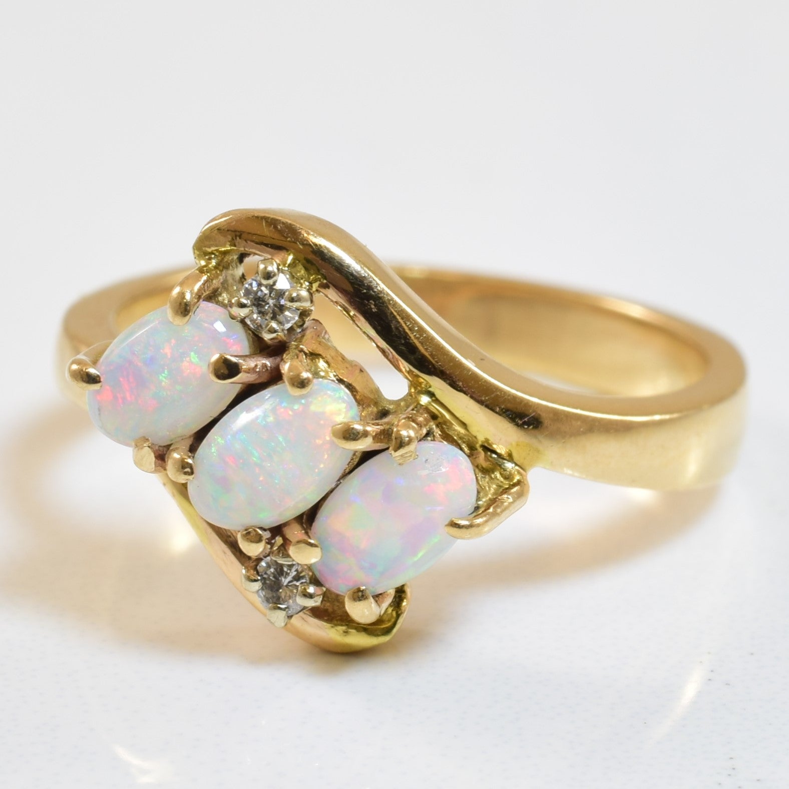 Bague trois pierres en opale et diamants (0,40 ct, 0,04 ct) | Taille 6 |
