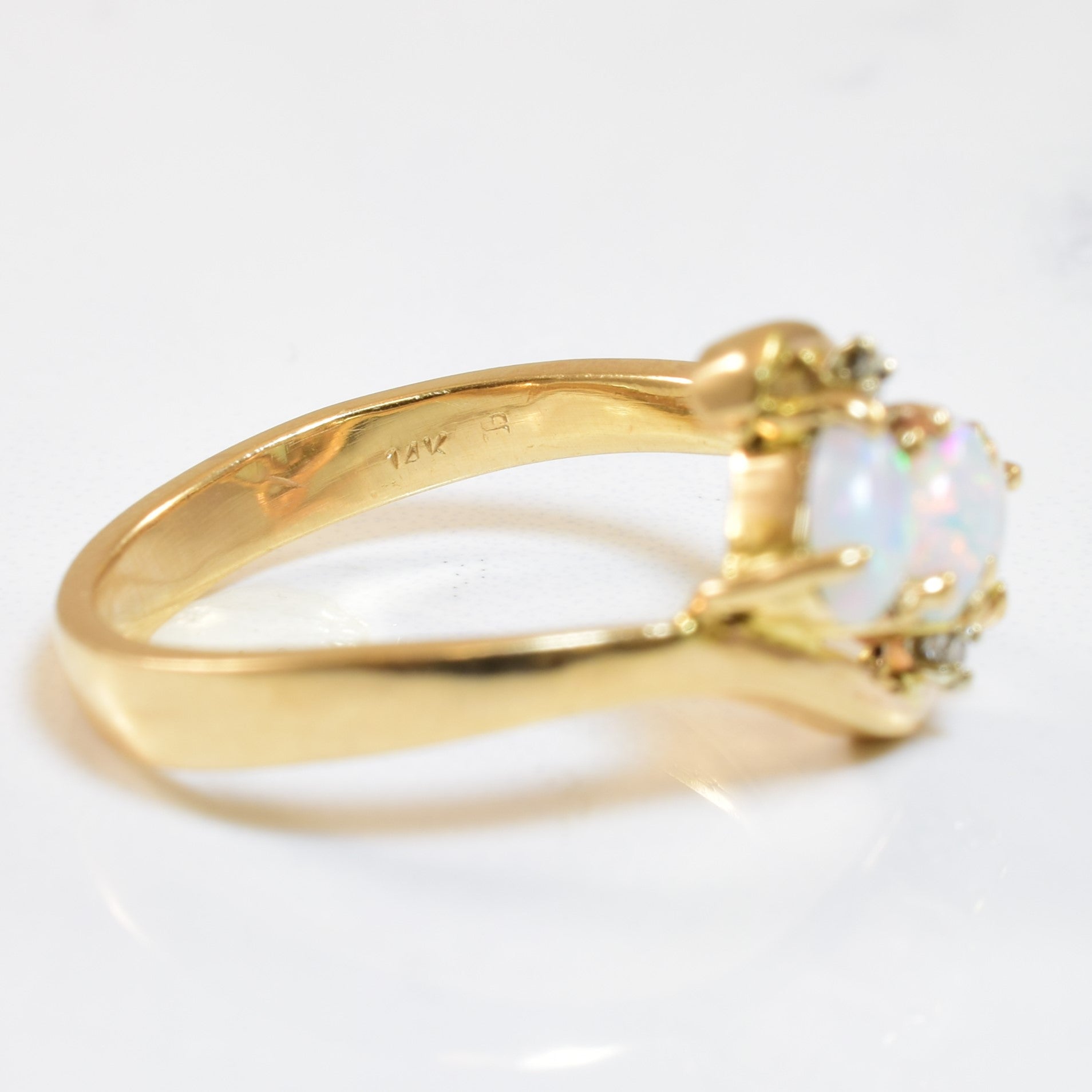 Bague trois pierres en opale et diamants (0,40 ct, 0,04 ct) | Taille 6 |