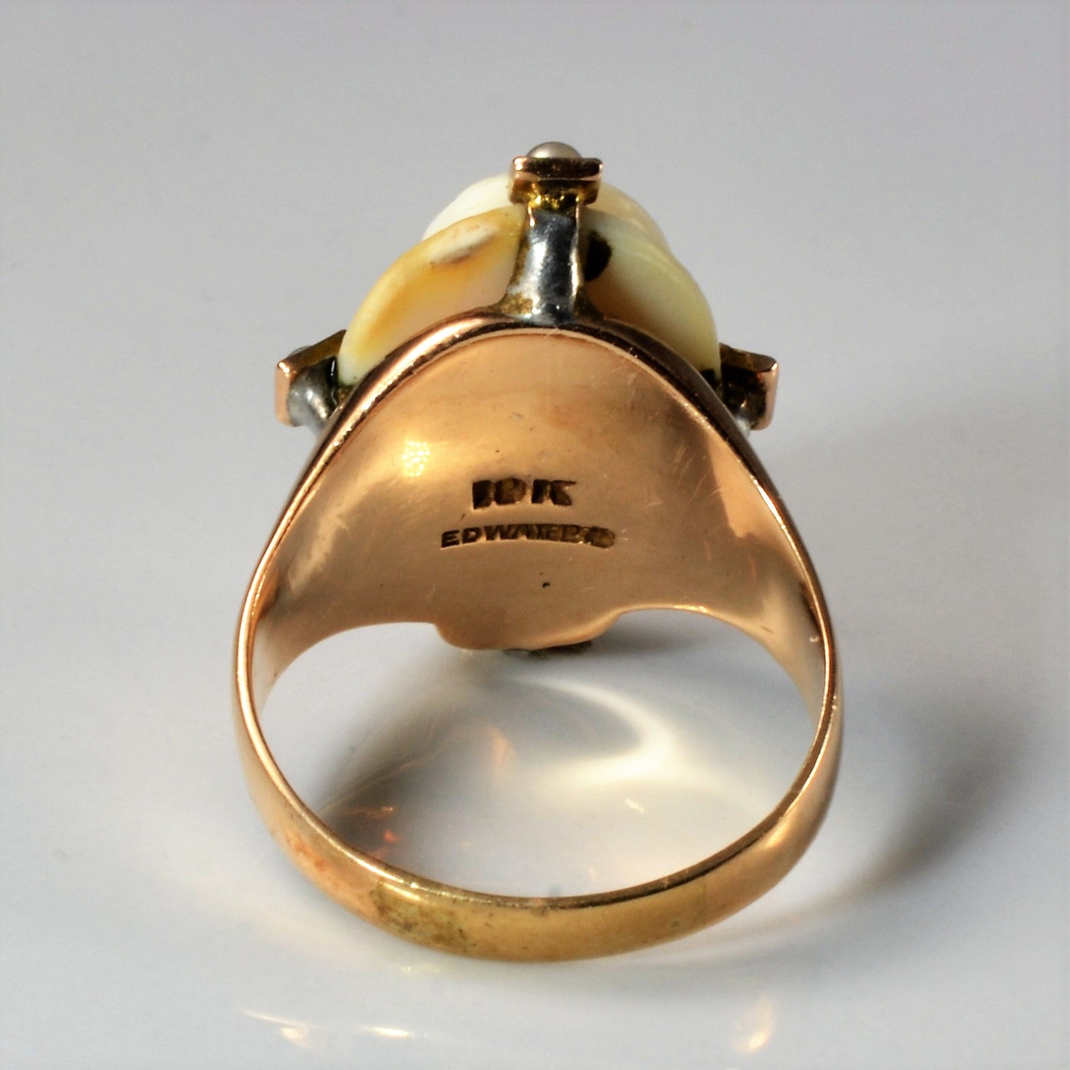 Bague camée et perle en forme de bouclier des années 1930 | Taille 6,5 |