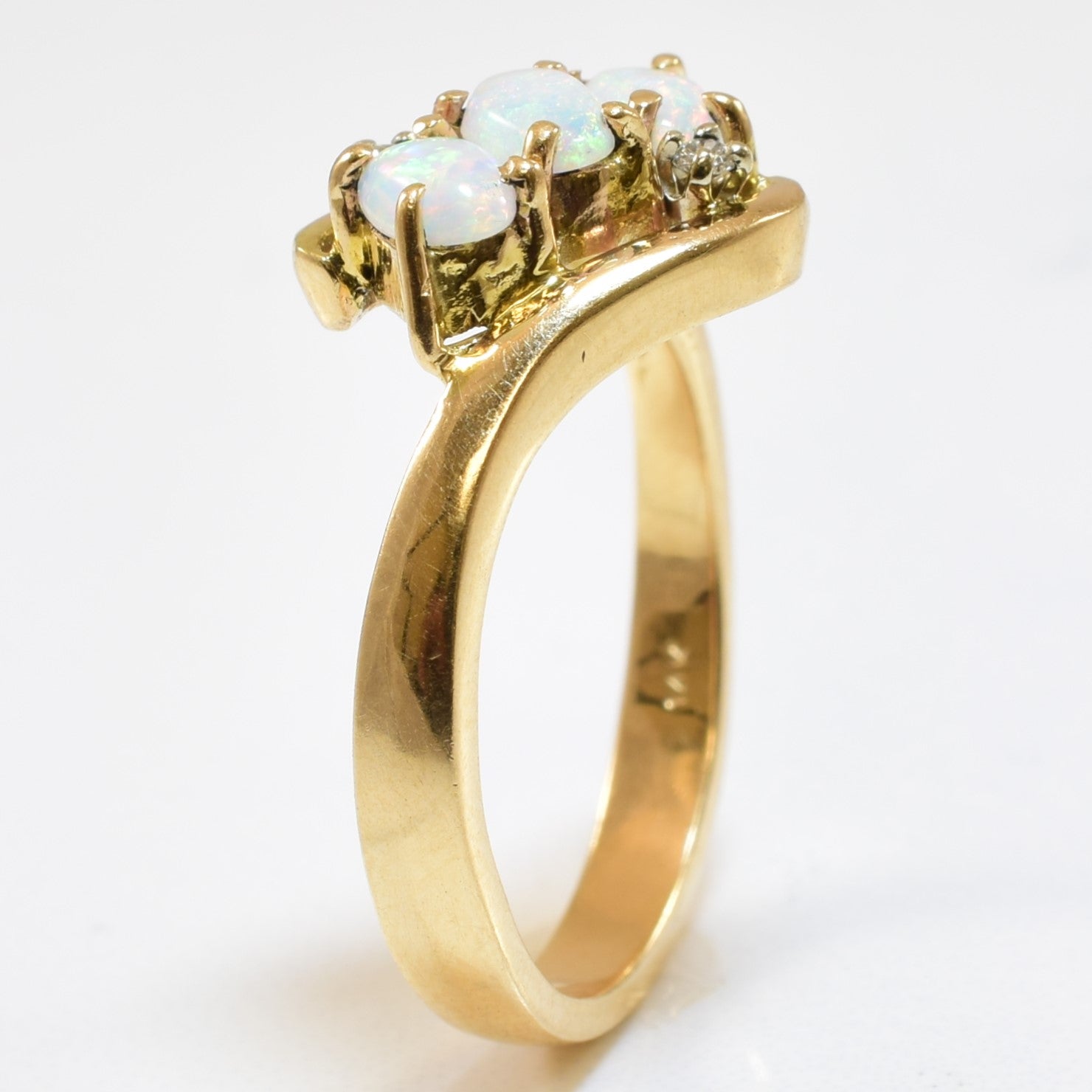 Bague trois pierres en opale et diamants (0,40 ct, 0,04 ct) | Taille 6 |