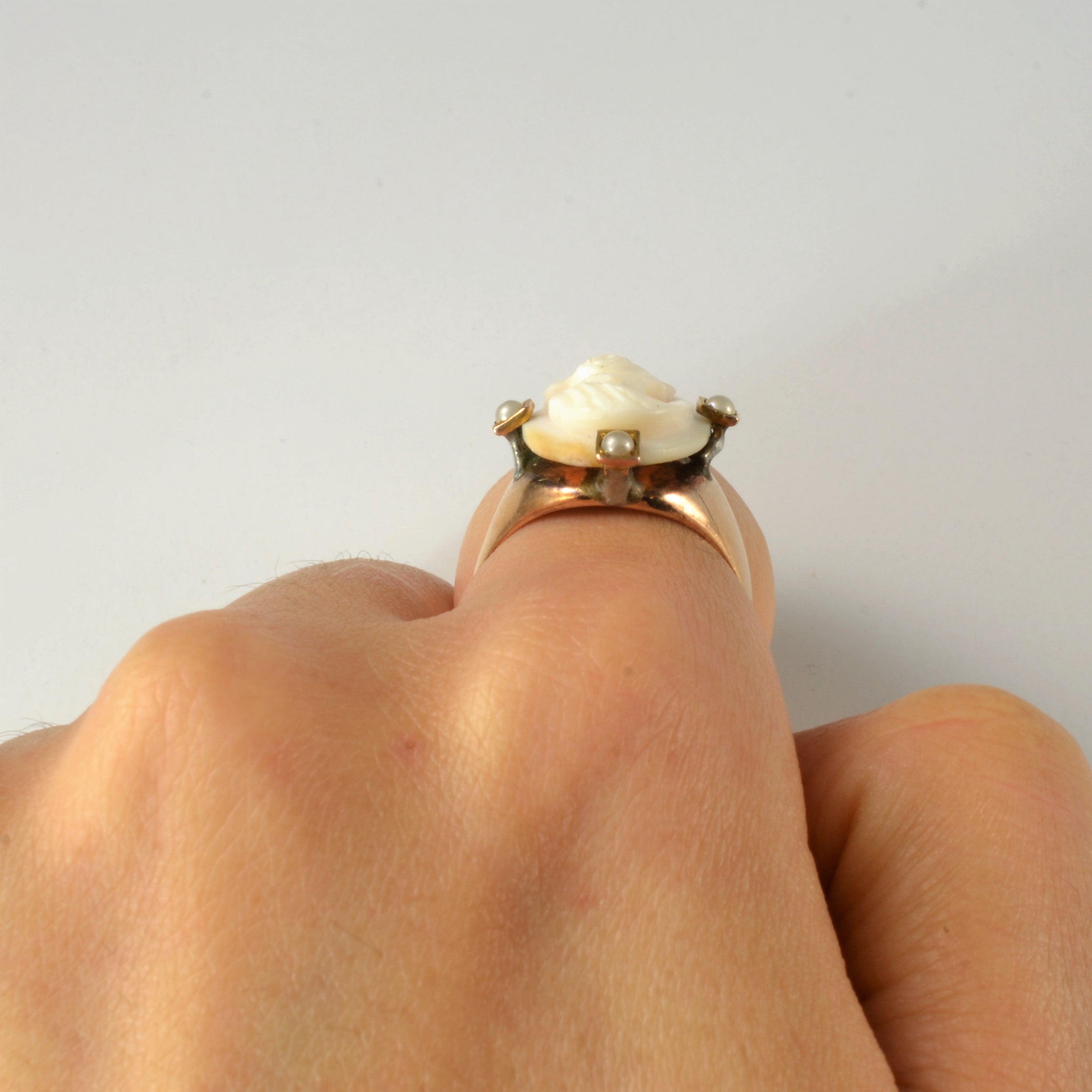 Bague camée et perle en forme de bouclier des années 1930 | Taille 6,5 |