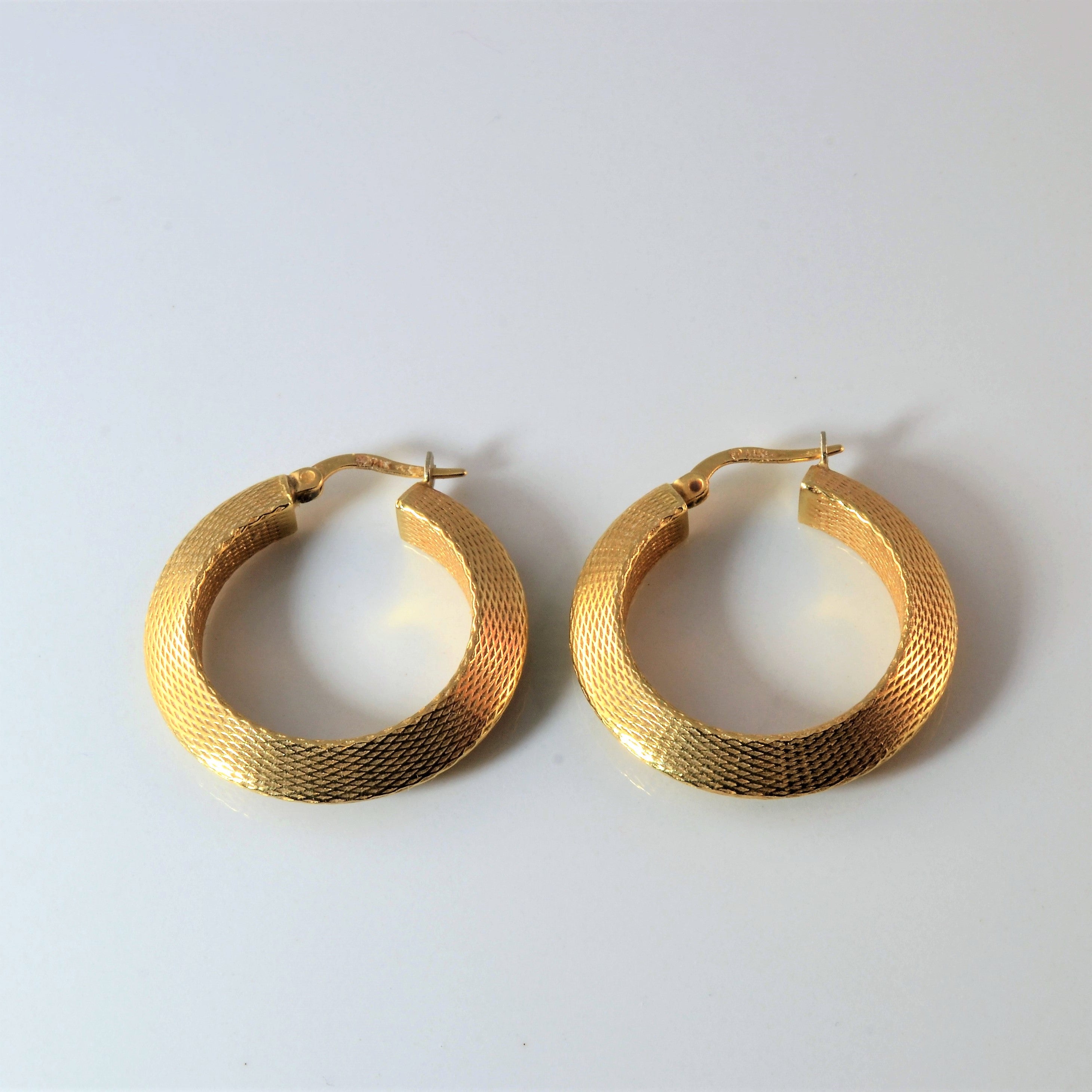 Boucles d'oreilles créoles texturées en or |