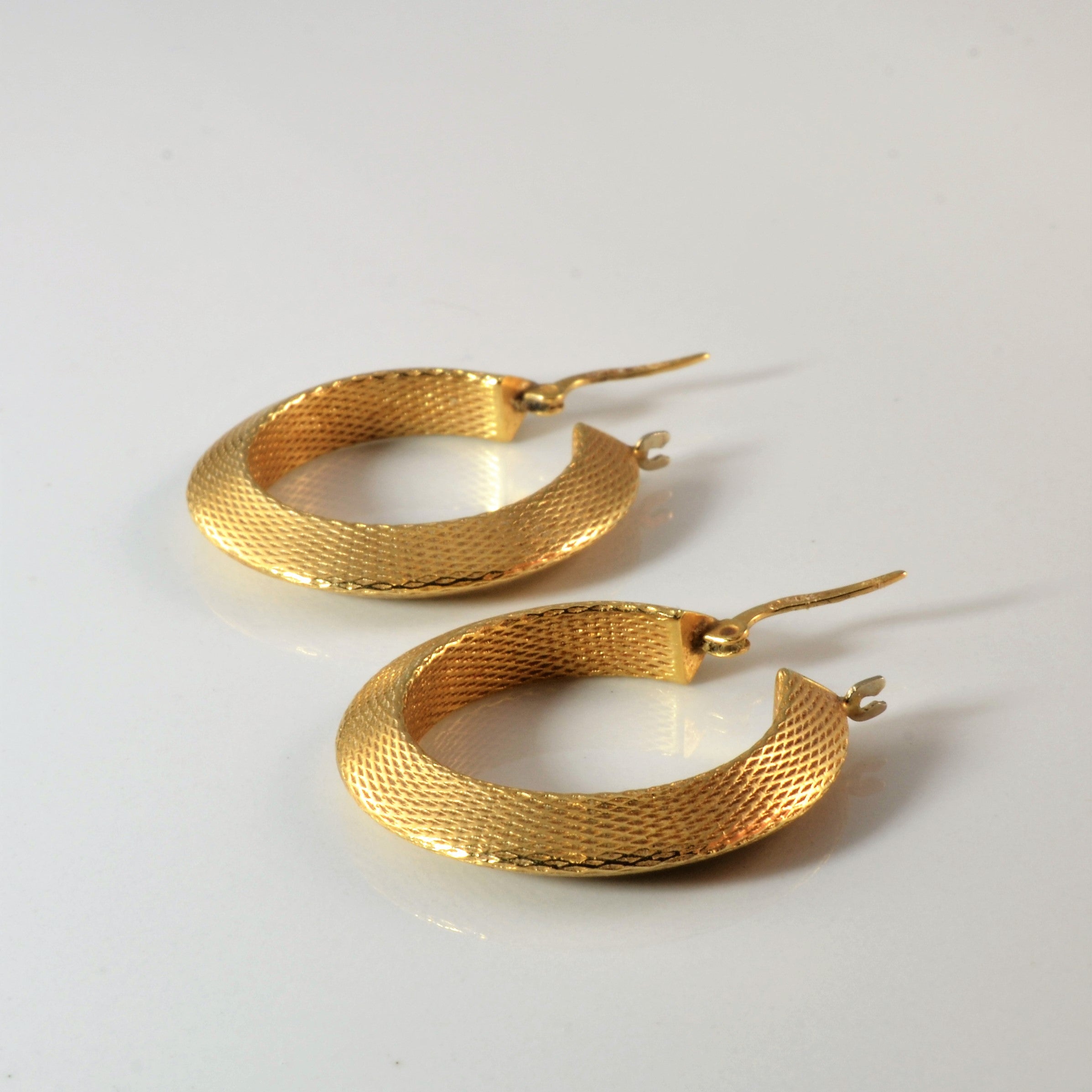 Boucles d'oreilles créoles texturées en or |