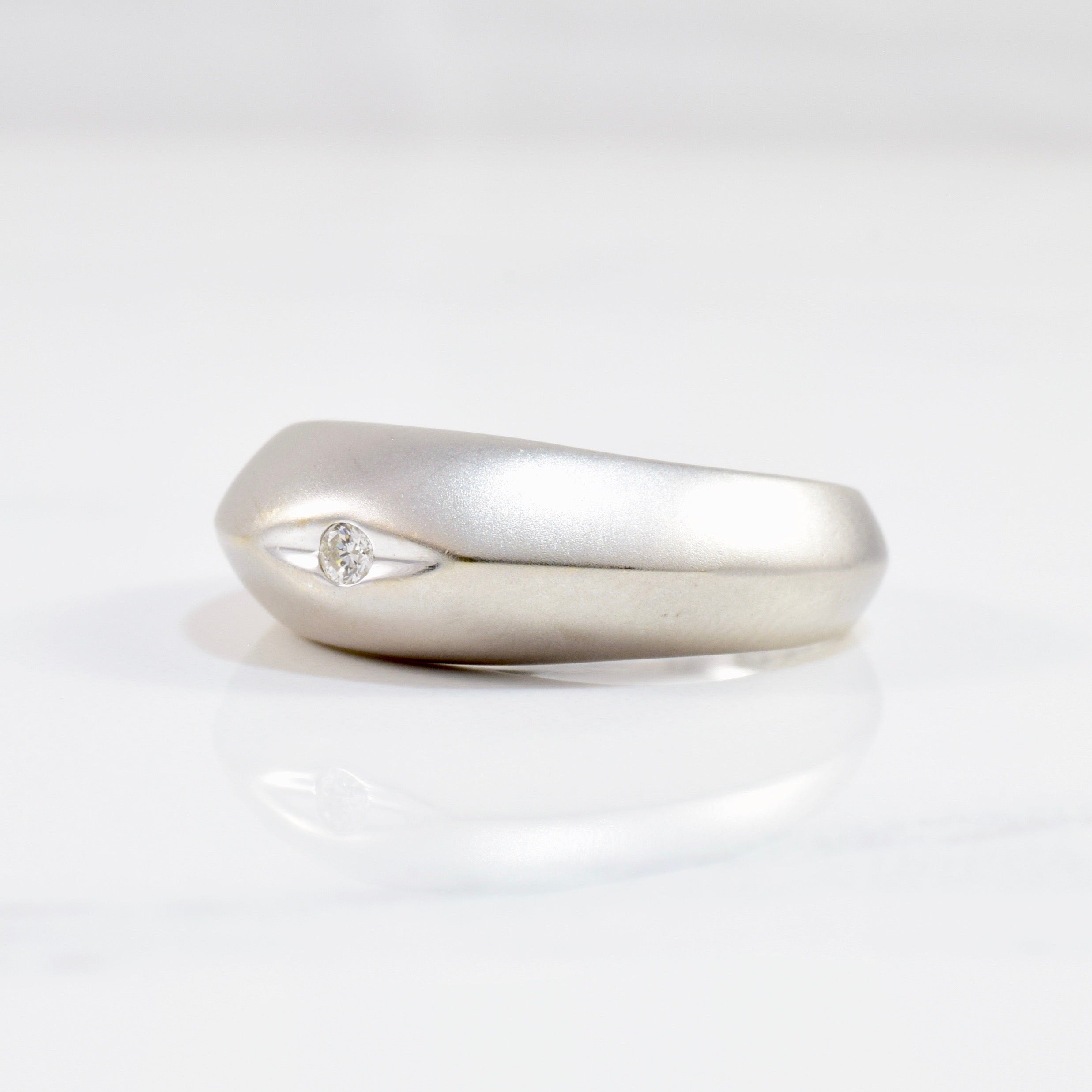 Bague large sertie de diamants à bords tranchants | 0,03 ct au total | Taille 7,75 |