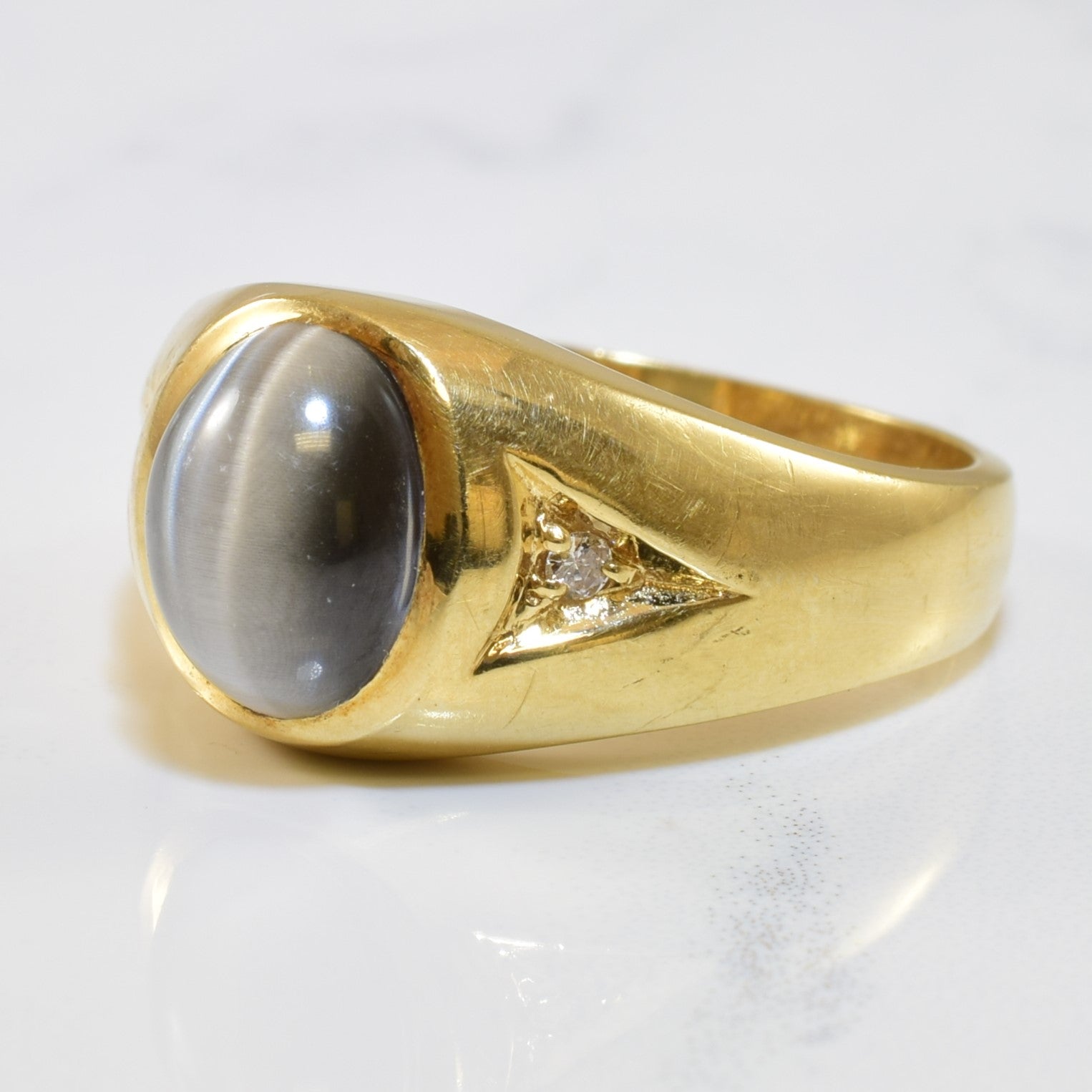 Bague œil-de-chat en verre et diamants | 0,04 ct au total, 3,00 ct | Taille 9,5 |