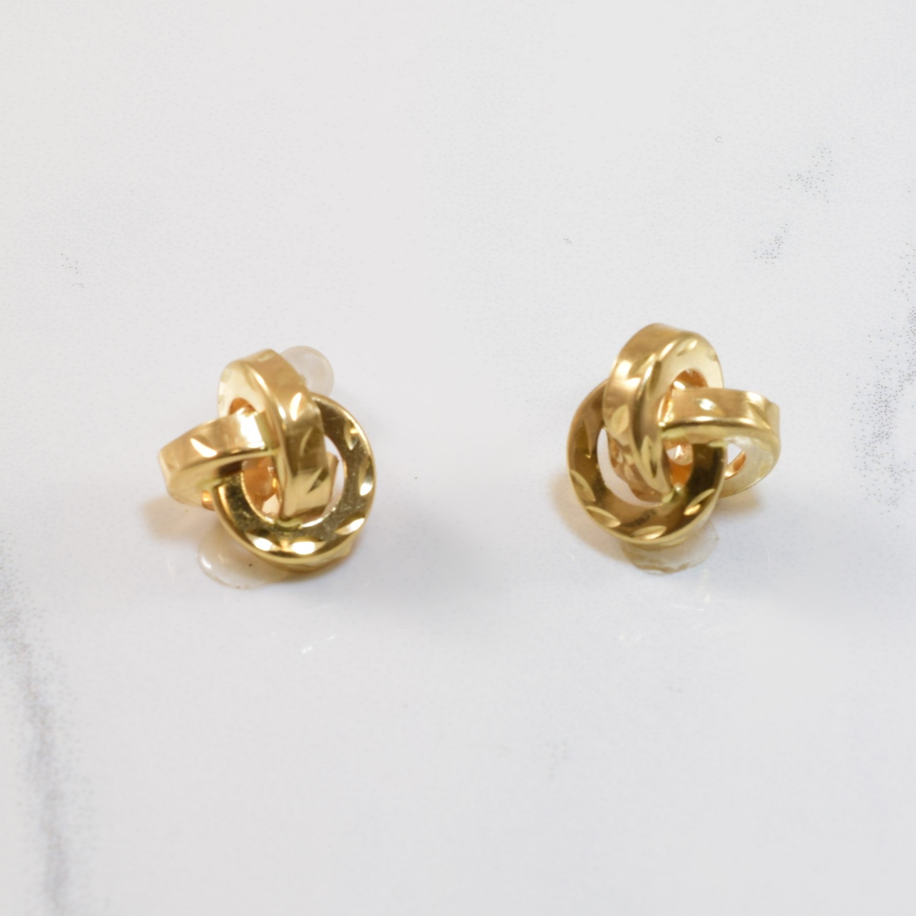Boucles d'oreilles puces nœud creux en or jaune |