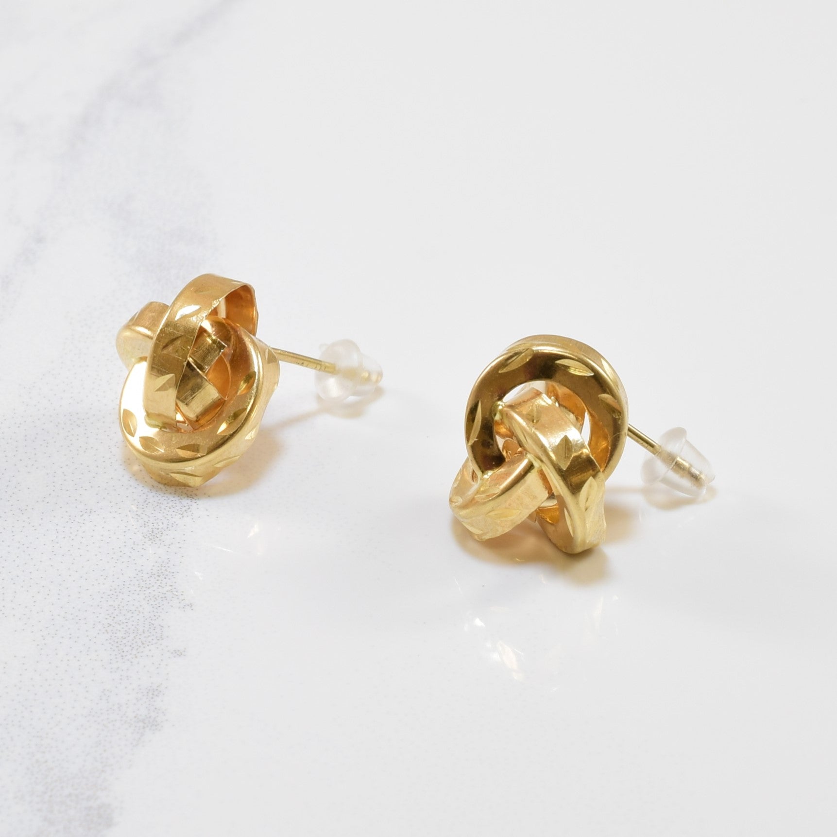 Boucles d'oreilles puces nœud creux en or jaune |