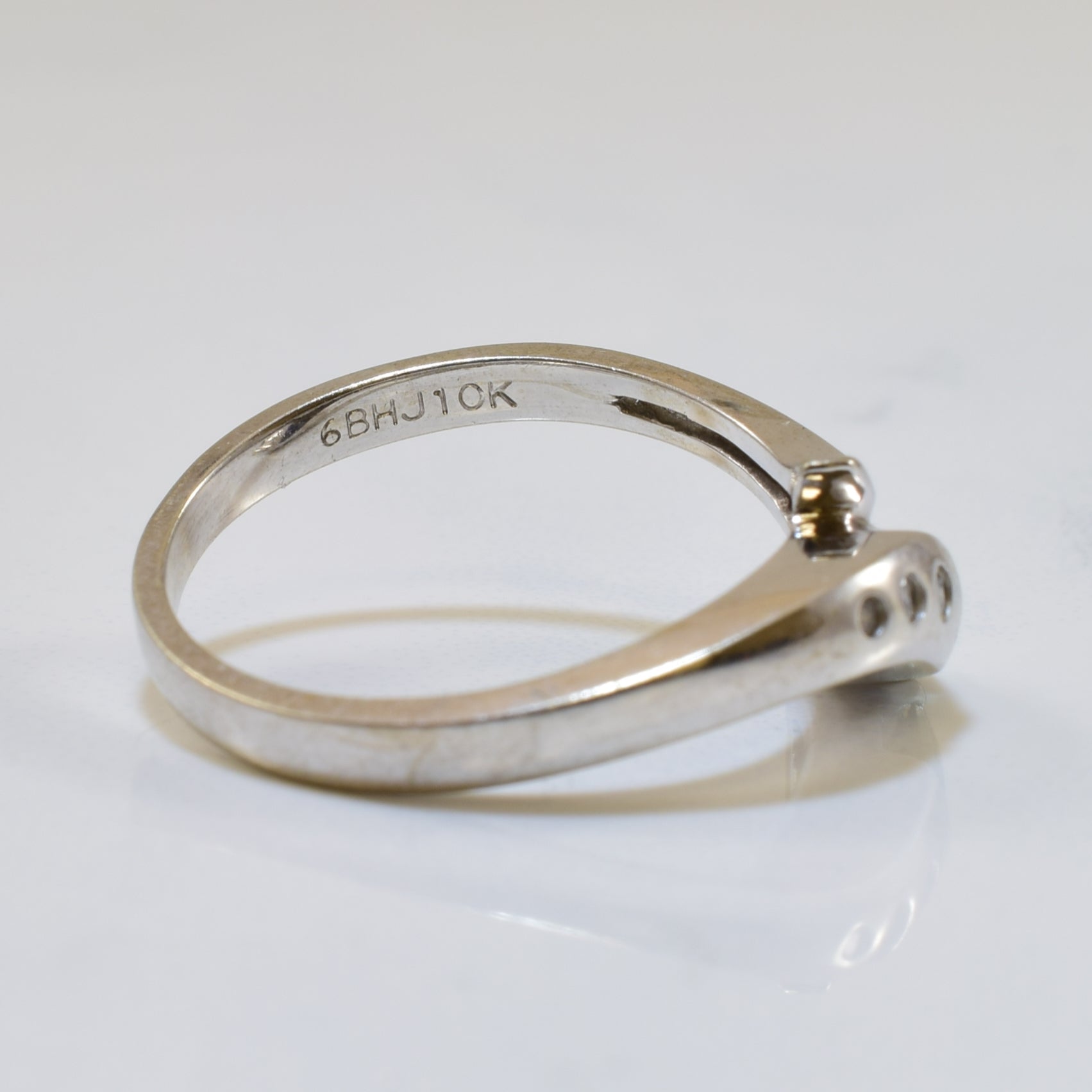 Bague serpent croisée en saphir bleu et diamants | 0,27 ct, 0,09 ct au total | Taille 6 |