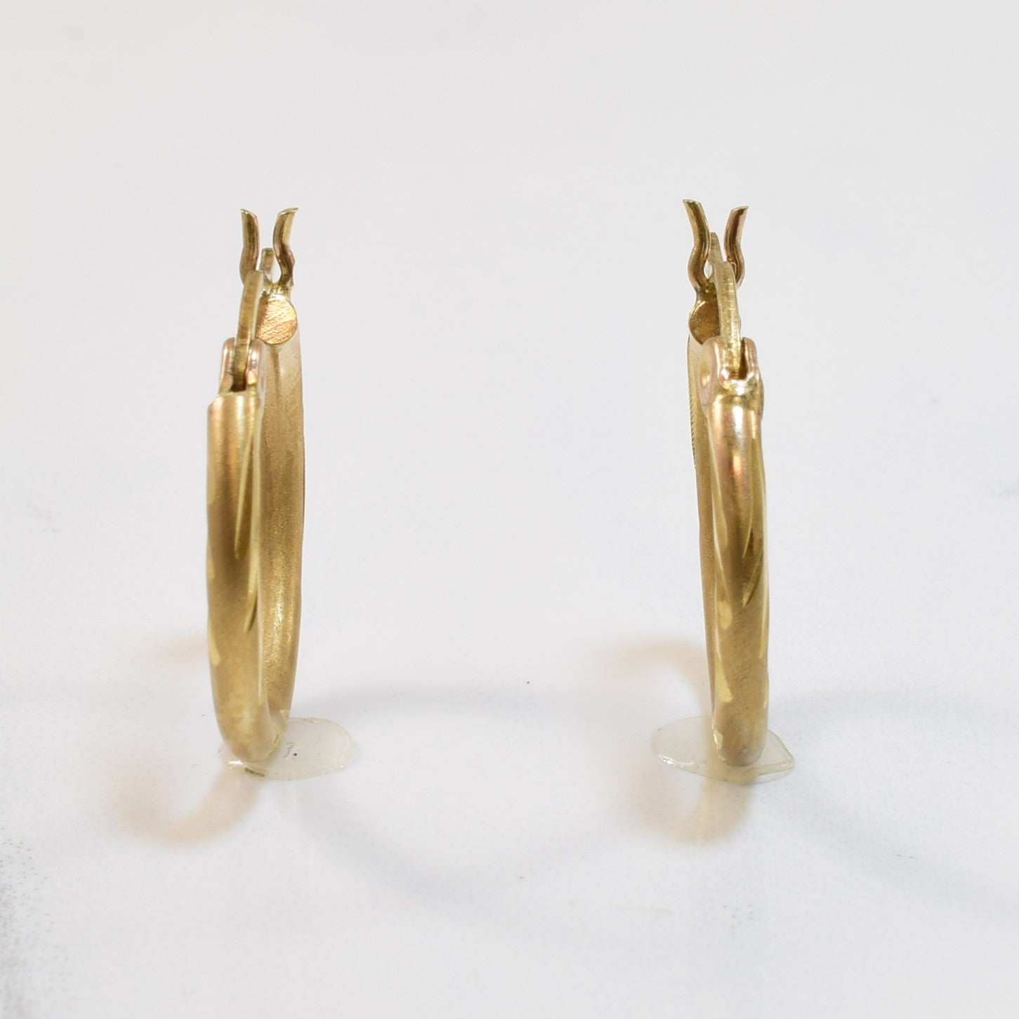 Boucles d'oreilles créoles texturées en or jaune |