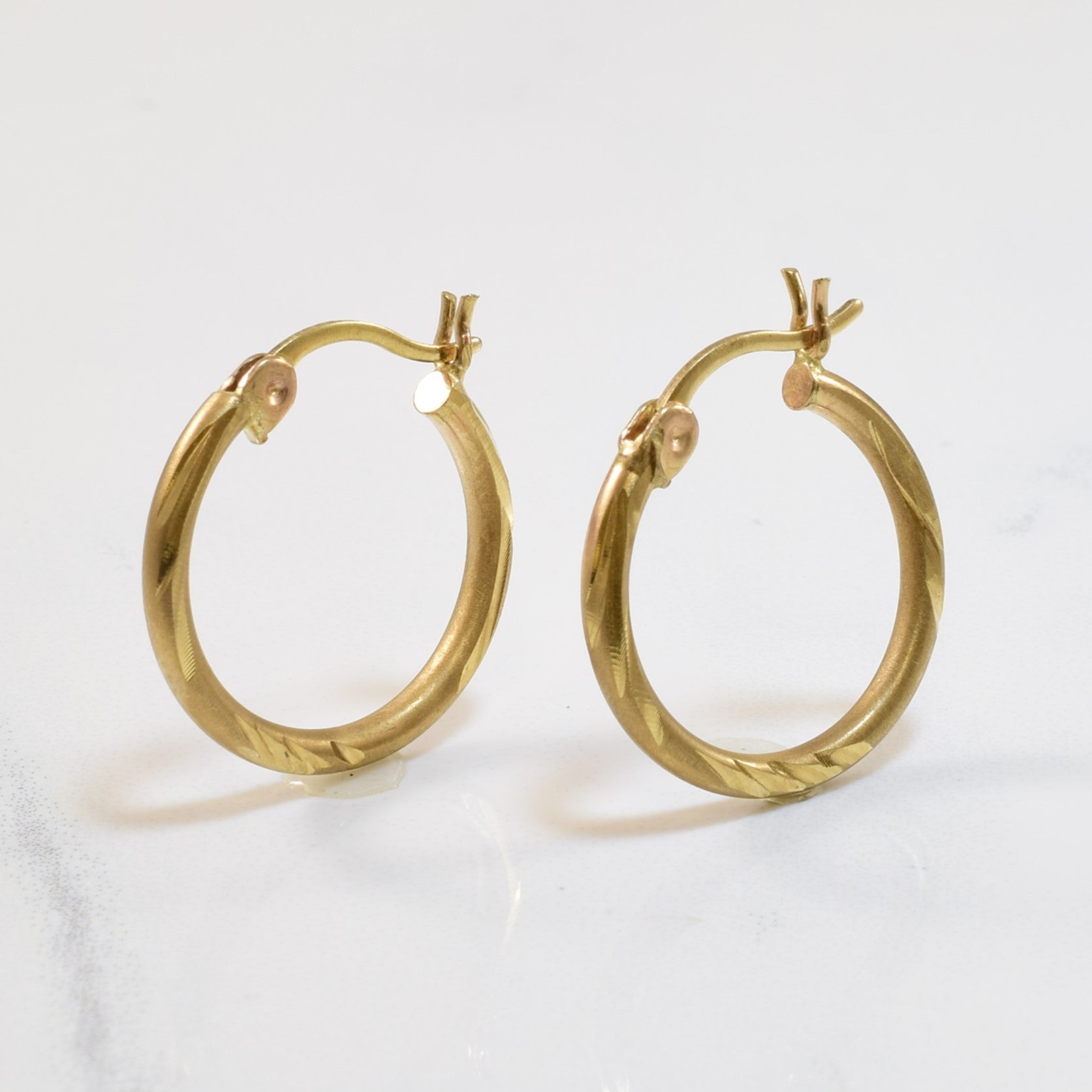 Boucles d'oreilles créoles texturées en or jaune |