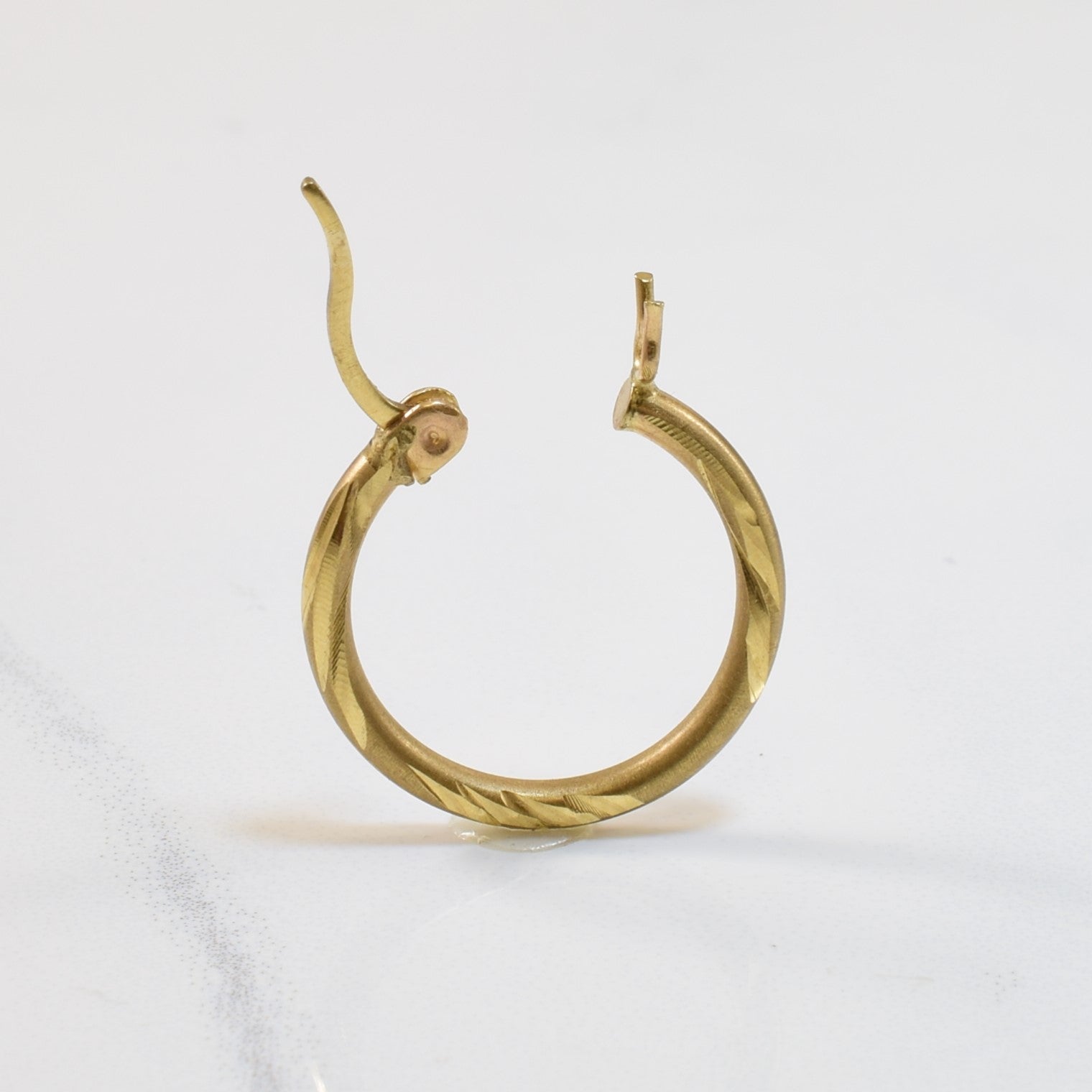 Boucles d'oreilles créoles texturées en or jaune |