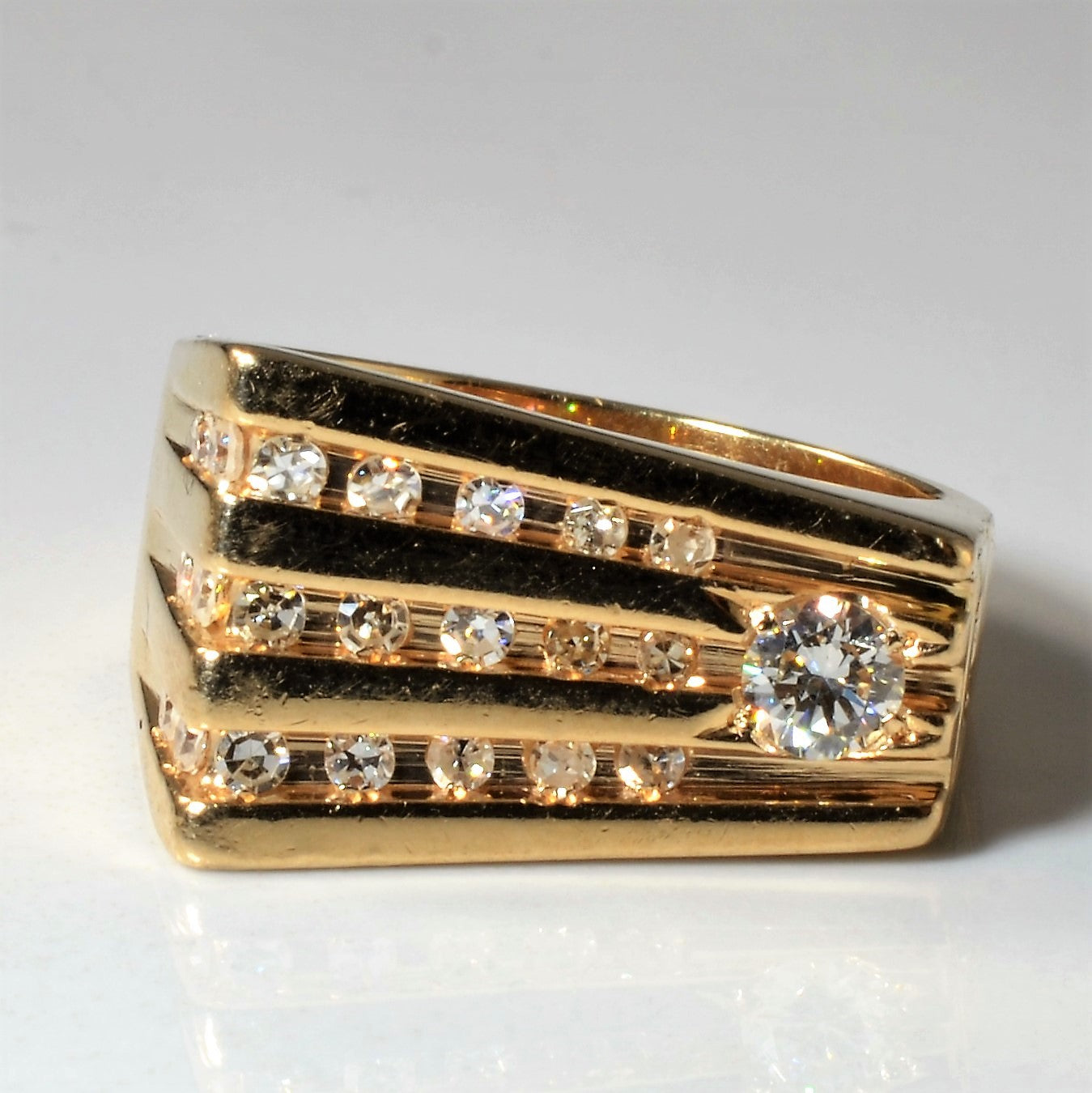 Bague sertie de diamants en canal conique latéral | 0,74 ct | Taille 9,25 |