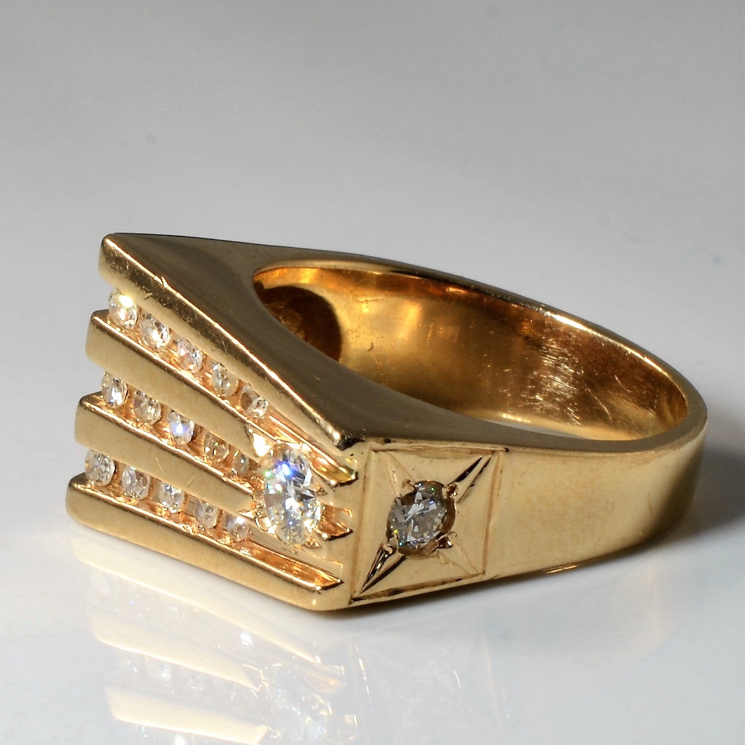 Bague sertie de diamants en canal conique latéral | 0,74 ct | Taille 9,25 |