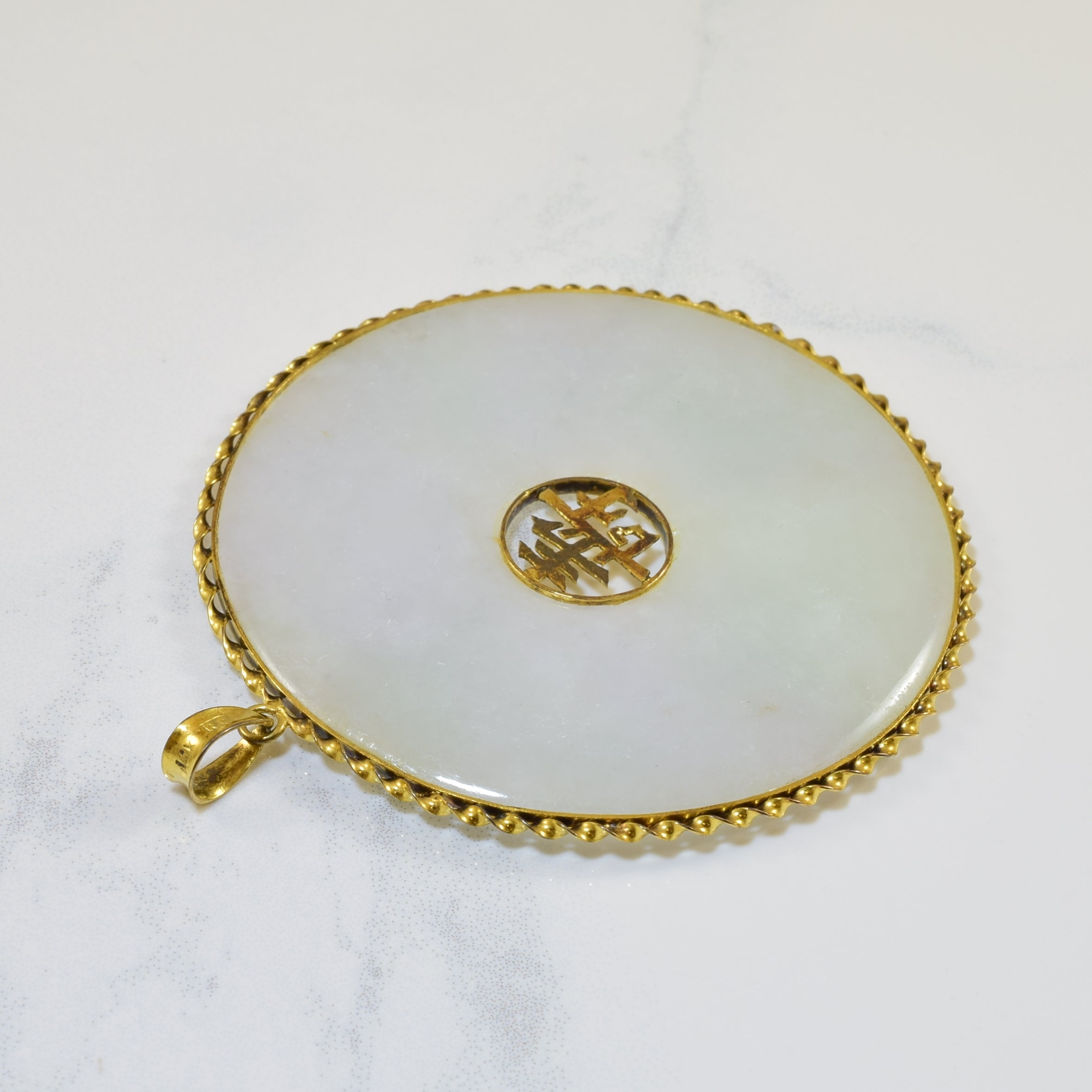 Pendentif disque en jadéite | 86,00 ct |