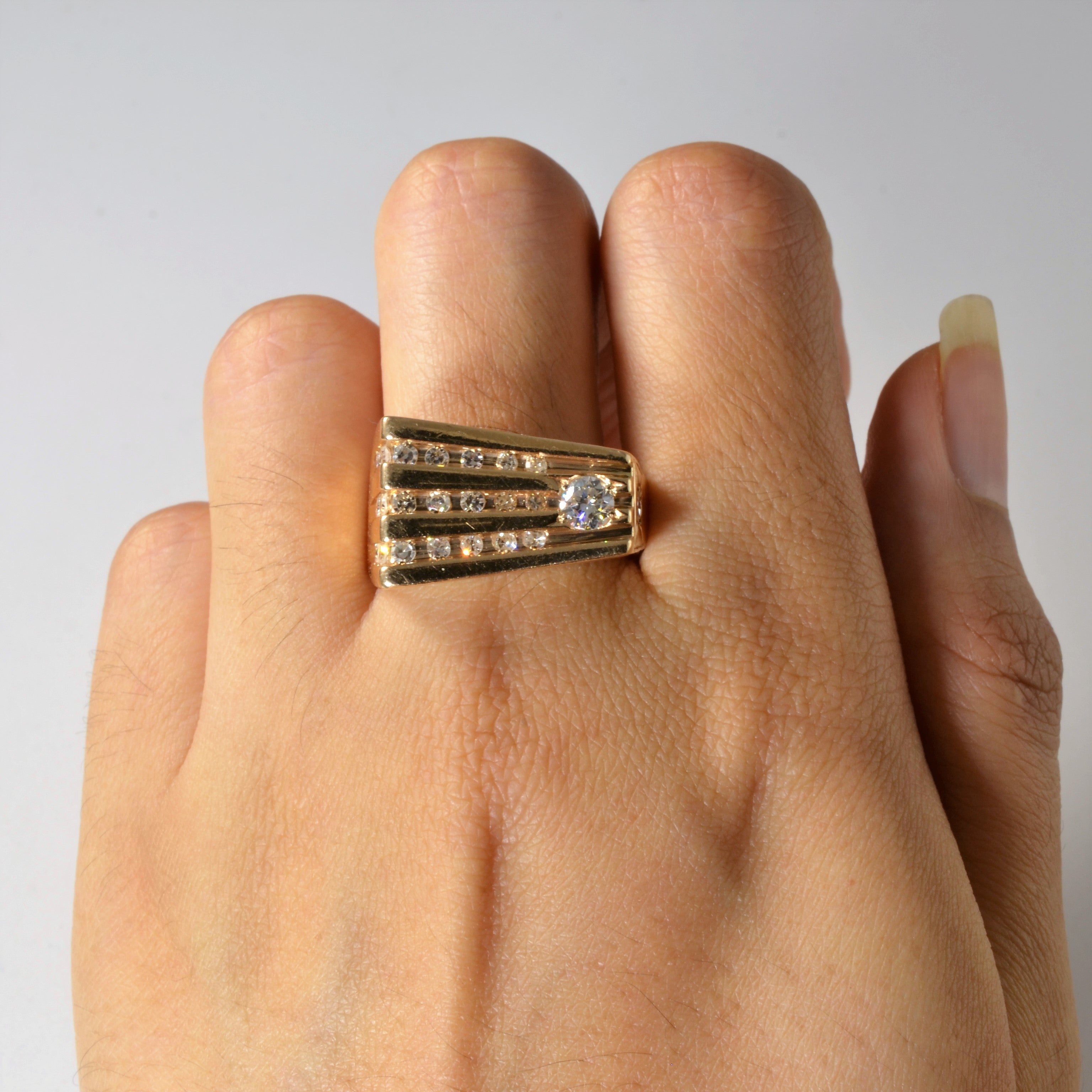 Bague sertie de diamants en canal conique latéral | 0,74 ct | Taille 9,25 |