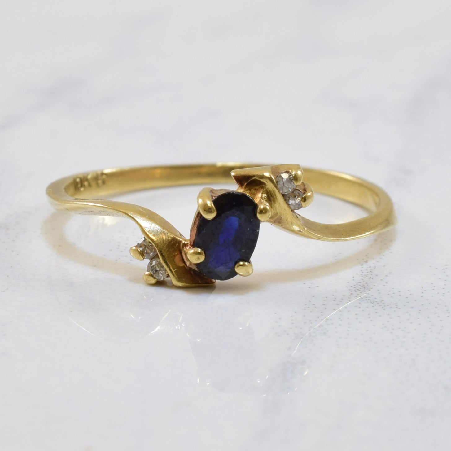 Bague torsadée en saphir bleu et diamants | 0,45 ct, 0,02 ct au total | Taille 6,5 |