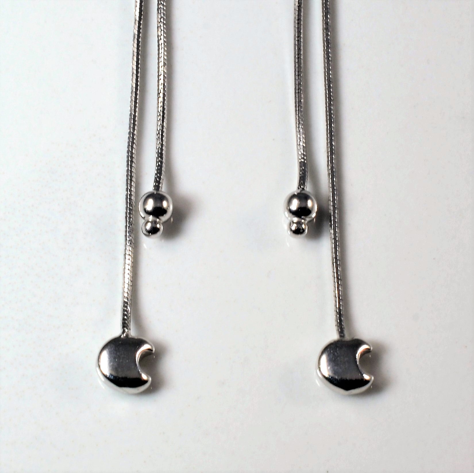 Boucles d'oreilles pendantes demi-lune en or blanc |