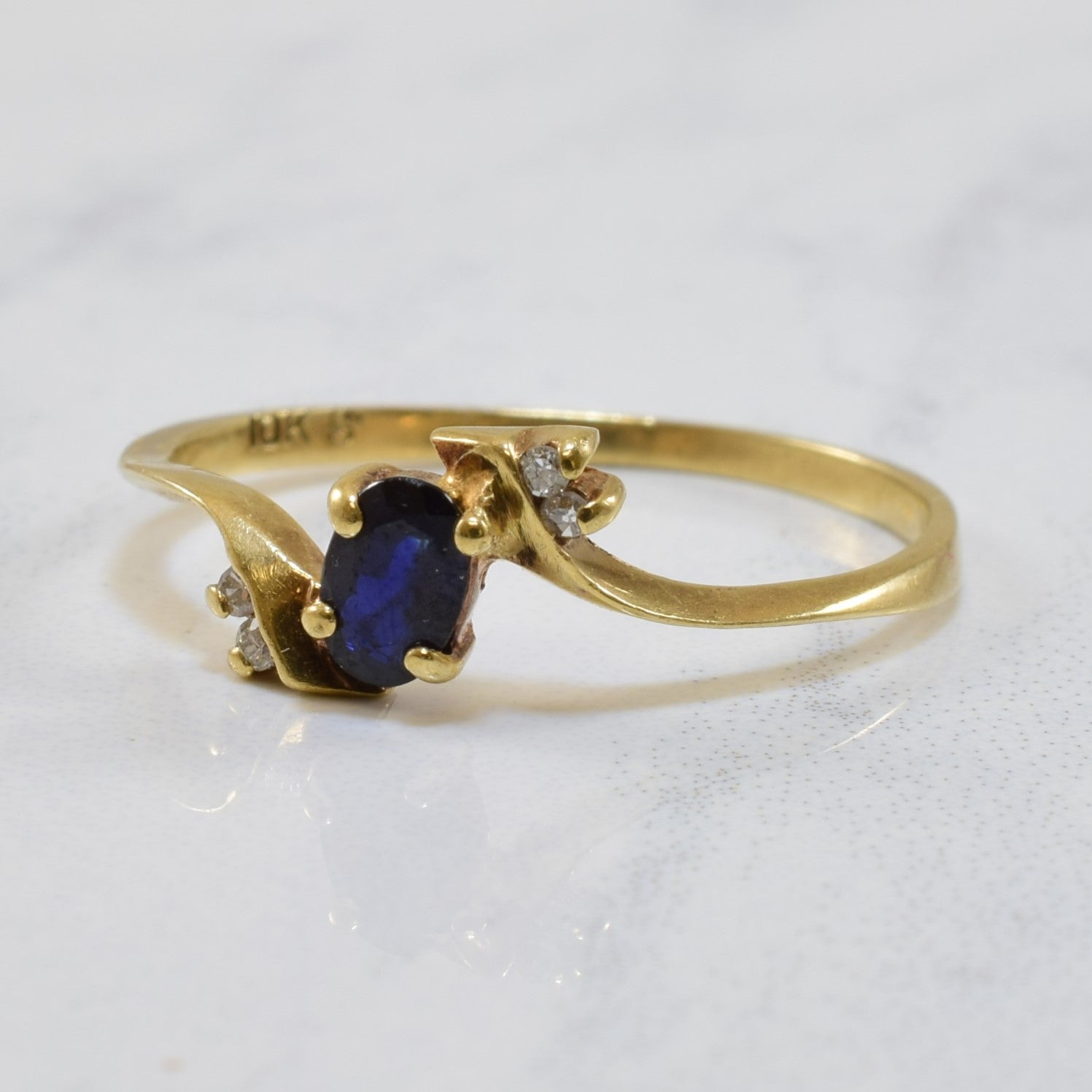 Bague torsadée en saphir bleu et diamants | 0,45 ct, 0,02 ct au total | Taille 6,5 |