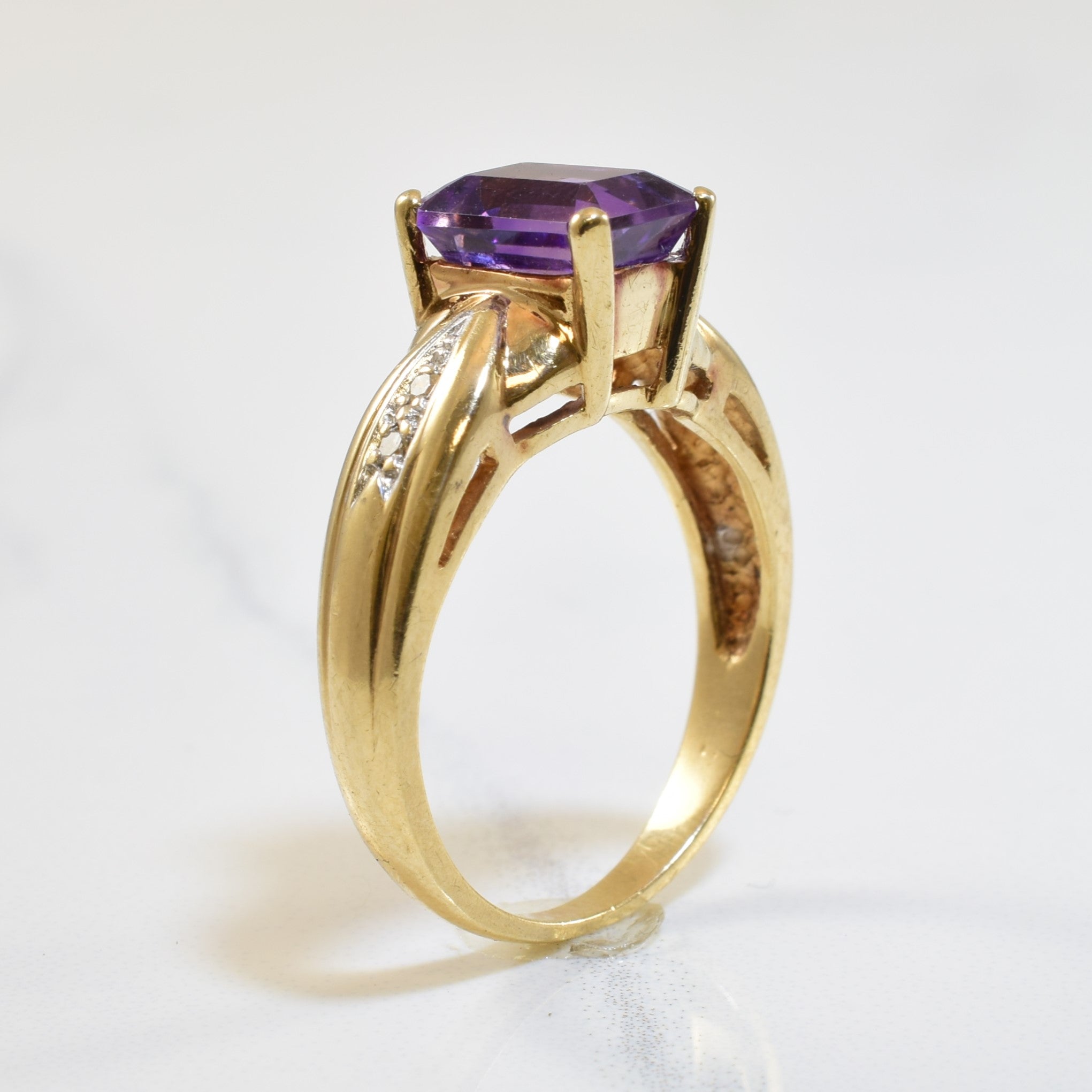Bague en améthyste taille émeraude et diamants | 0,90 ct, 0,03 ct au total | Taille 6 |