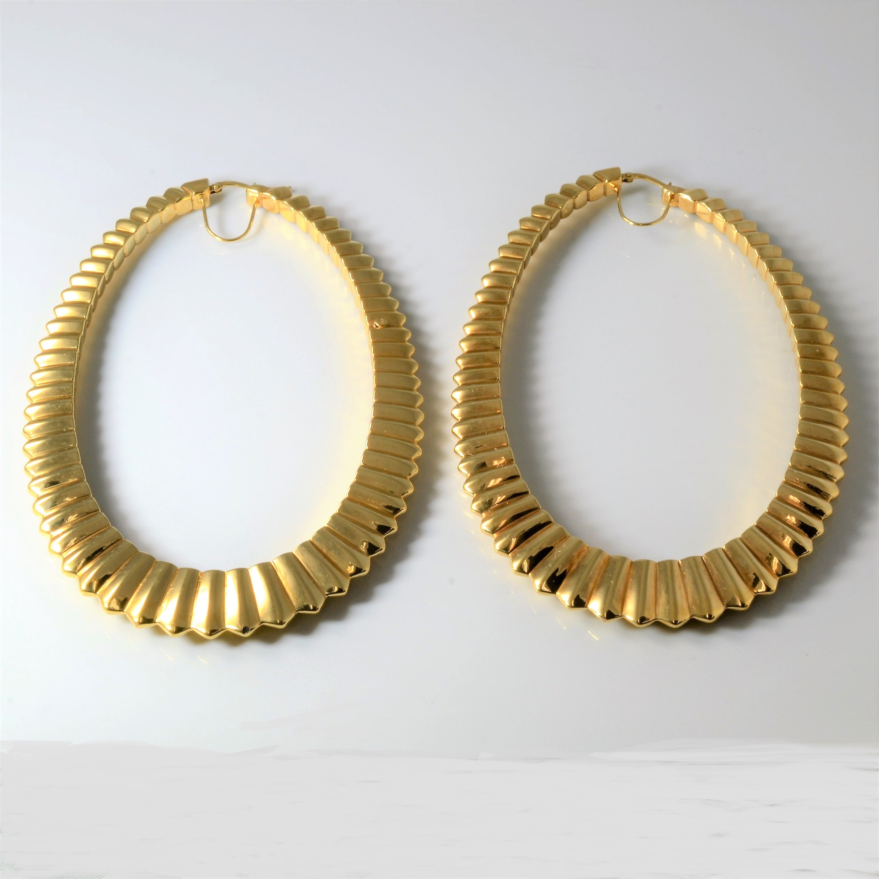 Boucles d'oreilles créoles extra larges en or 18 carats texturé |