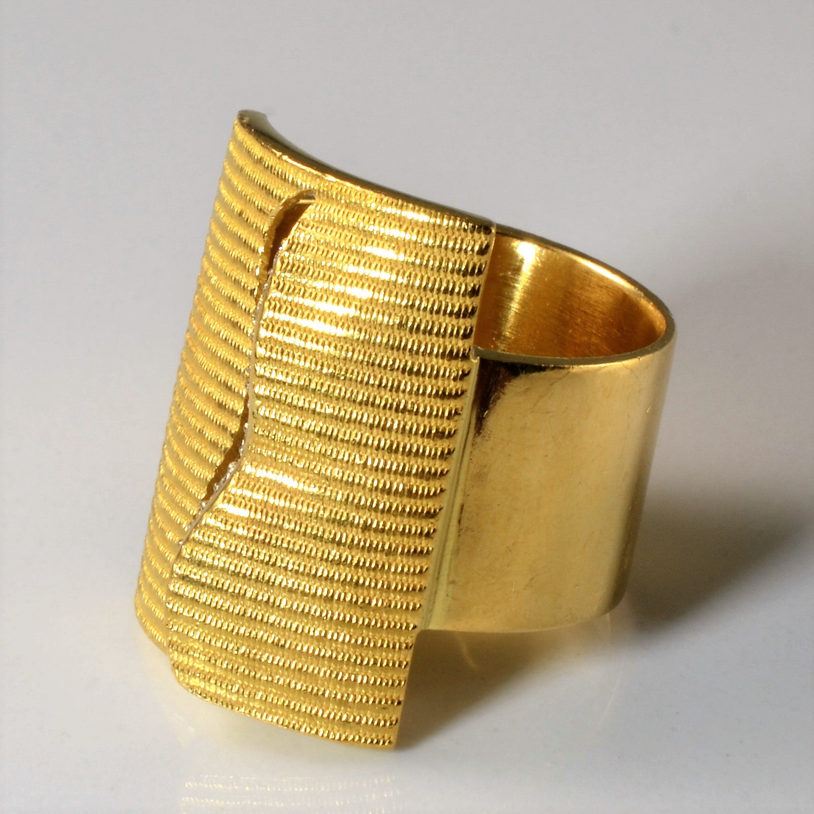 Bague large texturée en diamant | 0,05 ct | Taille 6,75 |