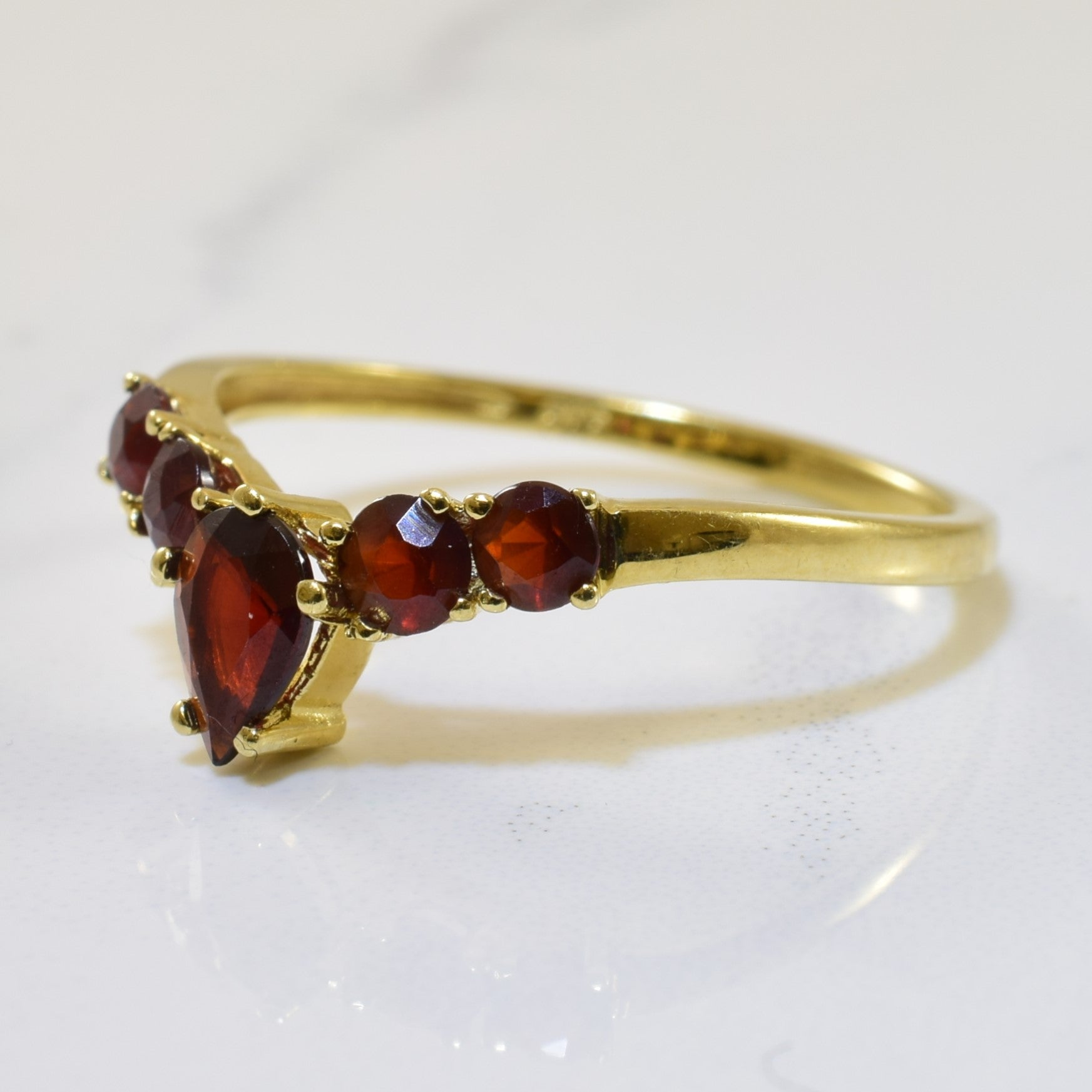 Garnet Chevron Ring | 0.85ctw | SZ 8 |