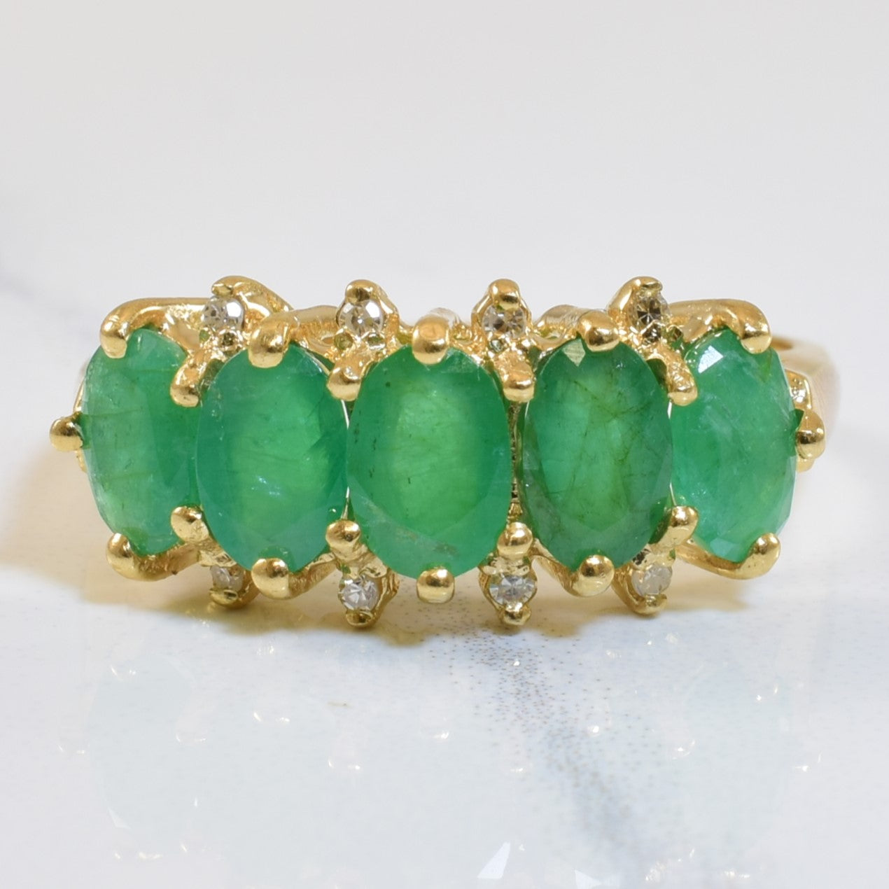 Bague cinq pierres émeraude et diamants | 1,50 ct, 0,04 ct | Taille 7,75 |