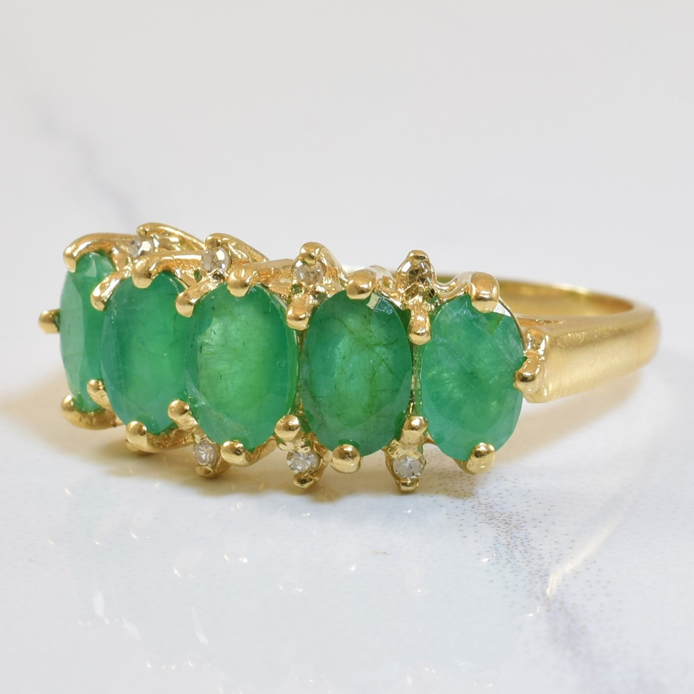 Bague cinq pierres émeraude et diamants | 1,50 ct, 0,04 ct | Taille 7,75 |