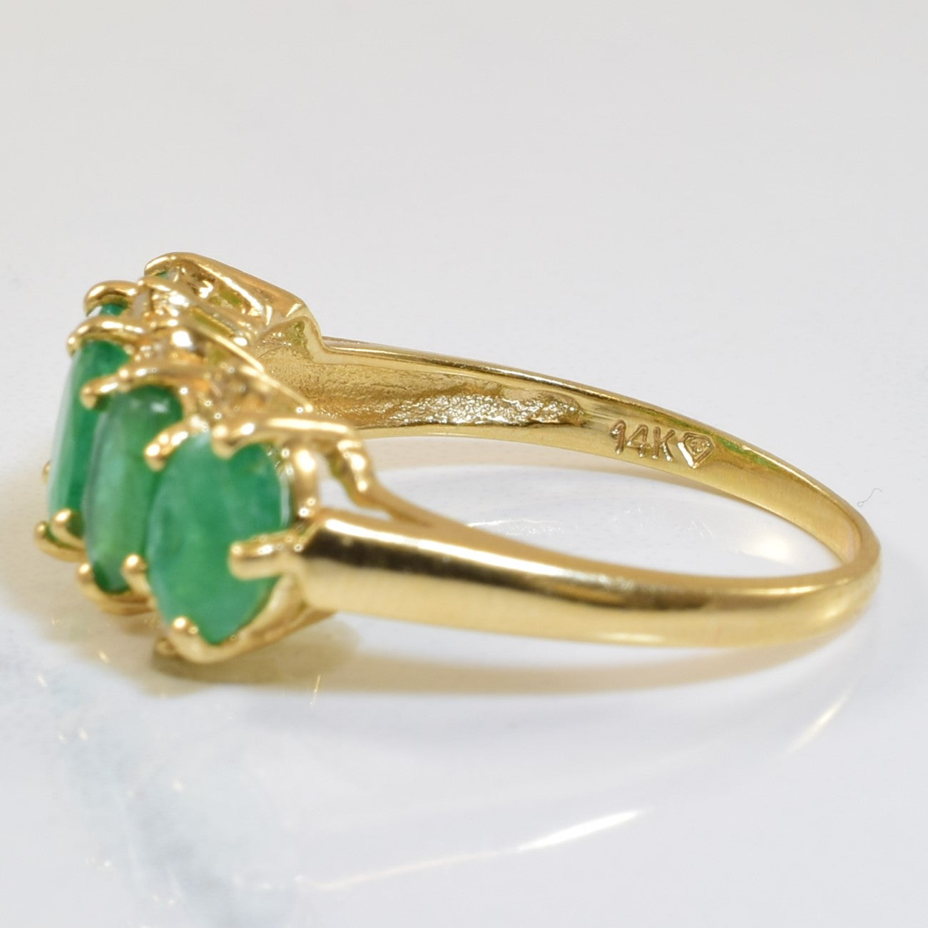 Bague cinq pierres émeraude et diamants | 1,50 ct, 0,04 ct | Taille 7,75 |