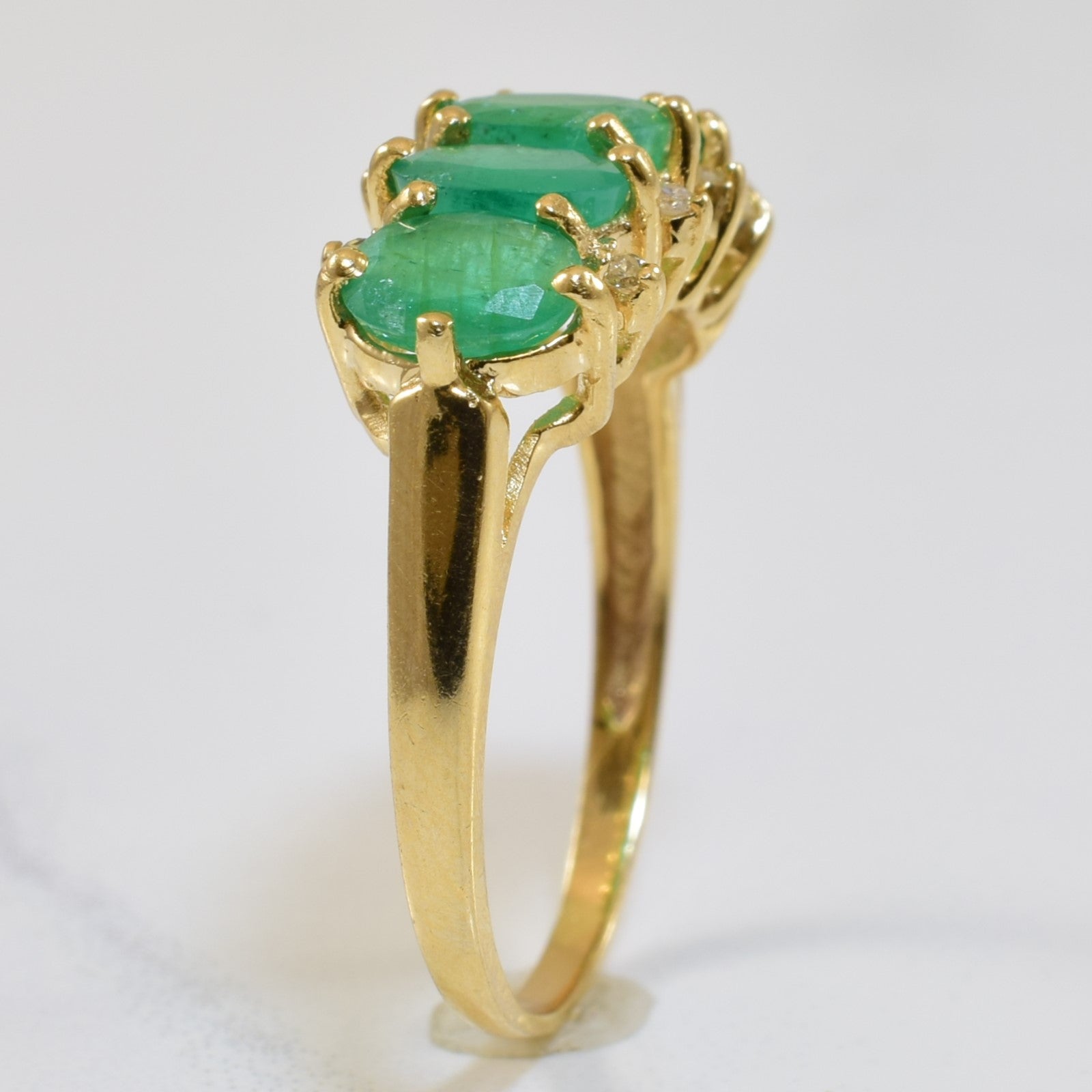 Bague cinq pierres émeraude et diamants | 1,50 ct, 0,04 ct | Taille 7,75 |