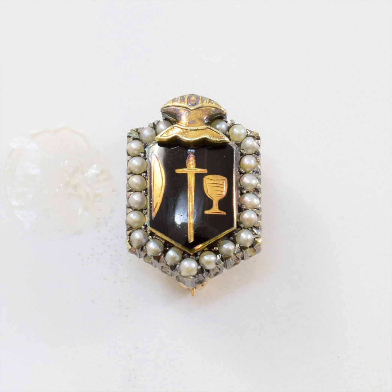 Broche en perle avec armoiries des années 1960 | 0,42 ct |