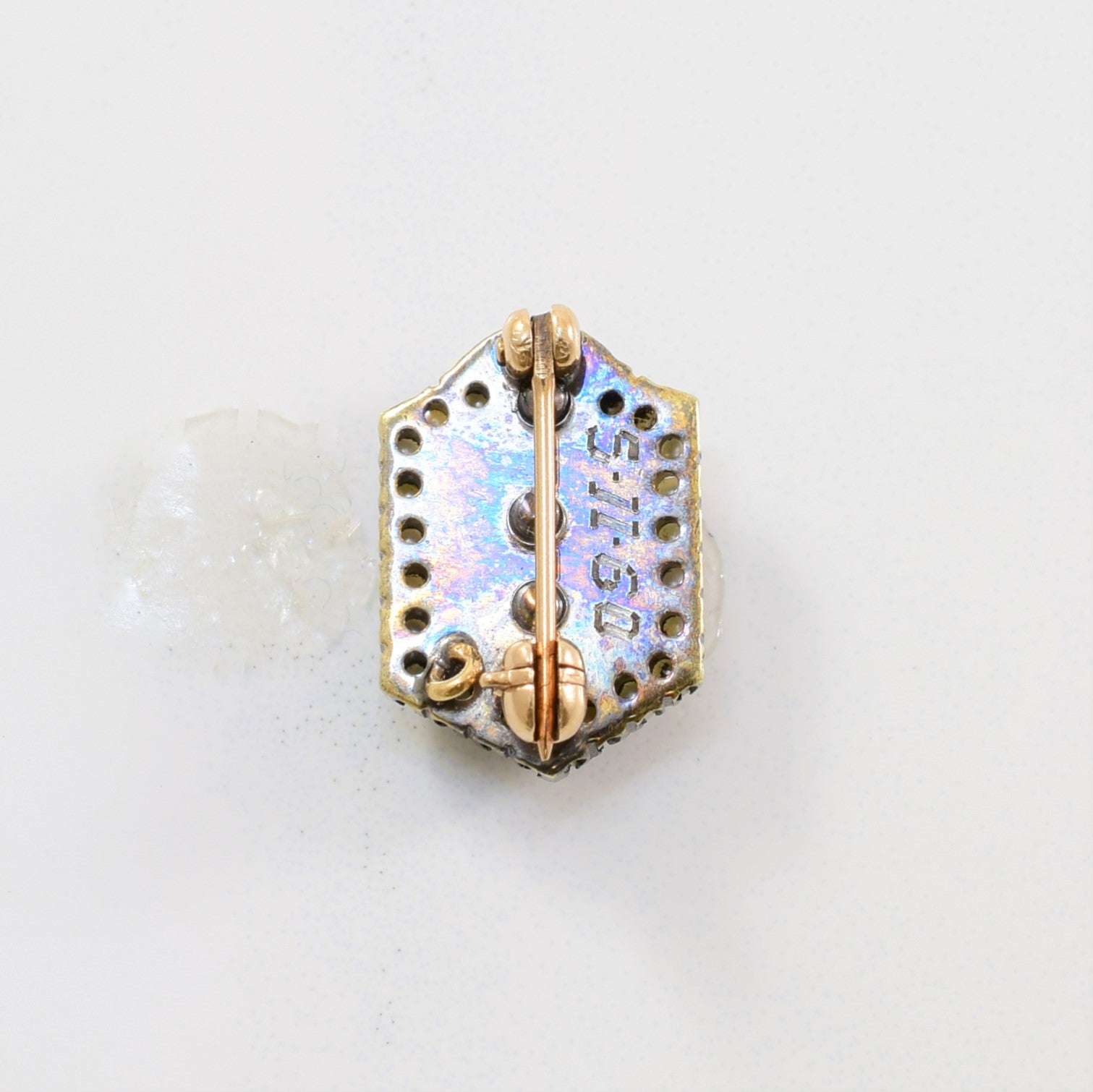 Broche en perle avec armoiries des années 1960 | 0,42 ct |