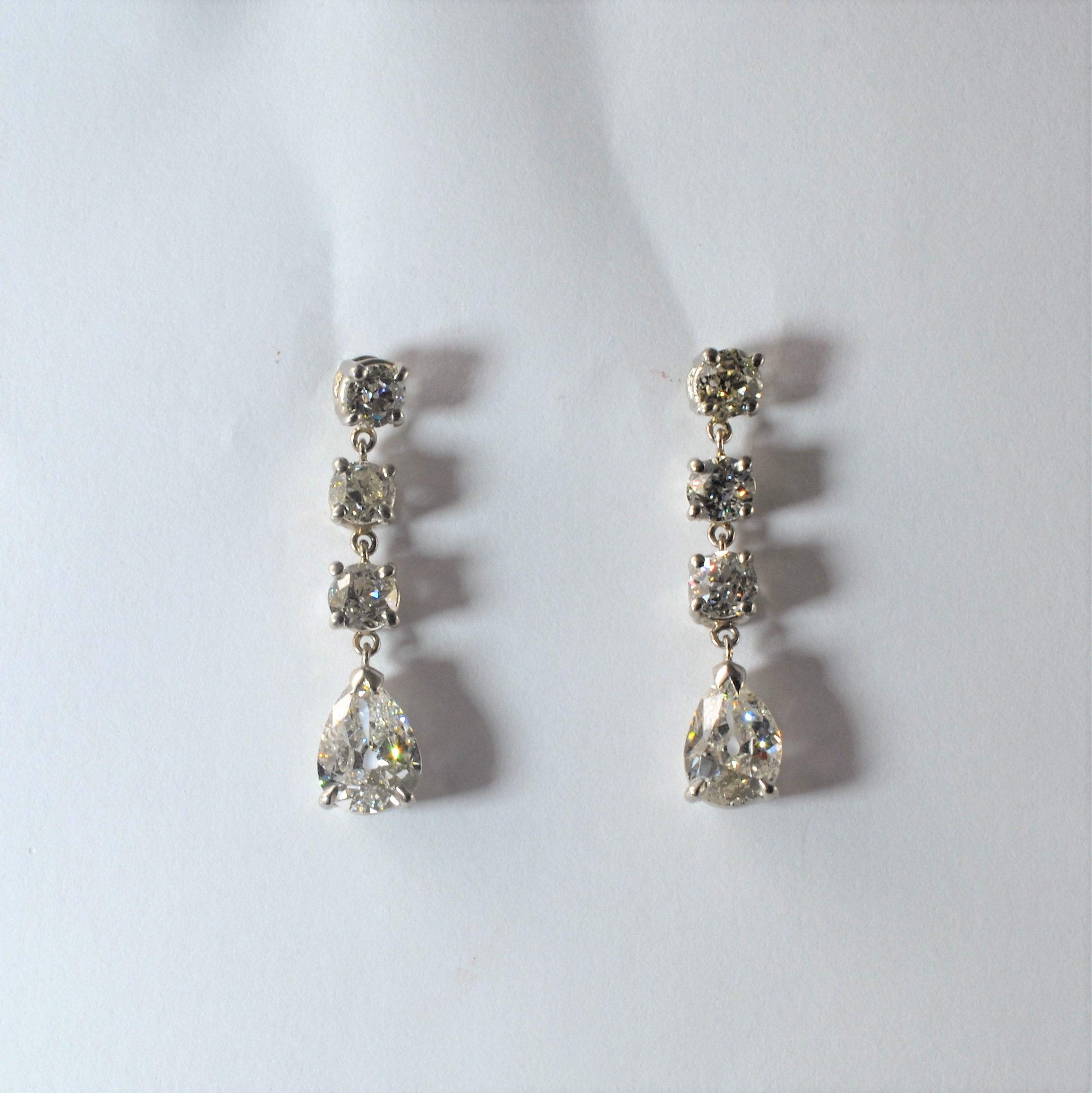 Boucles d'oreilles pendantes en platine et diamants | 2,70 ct |