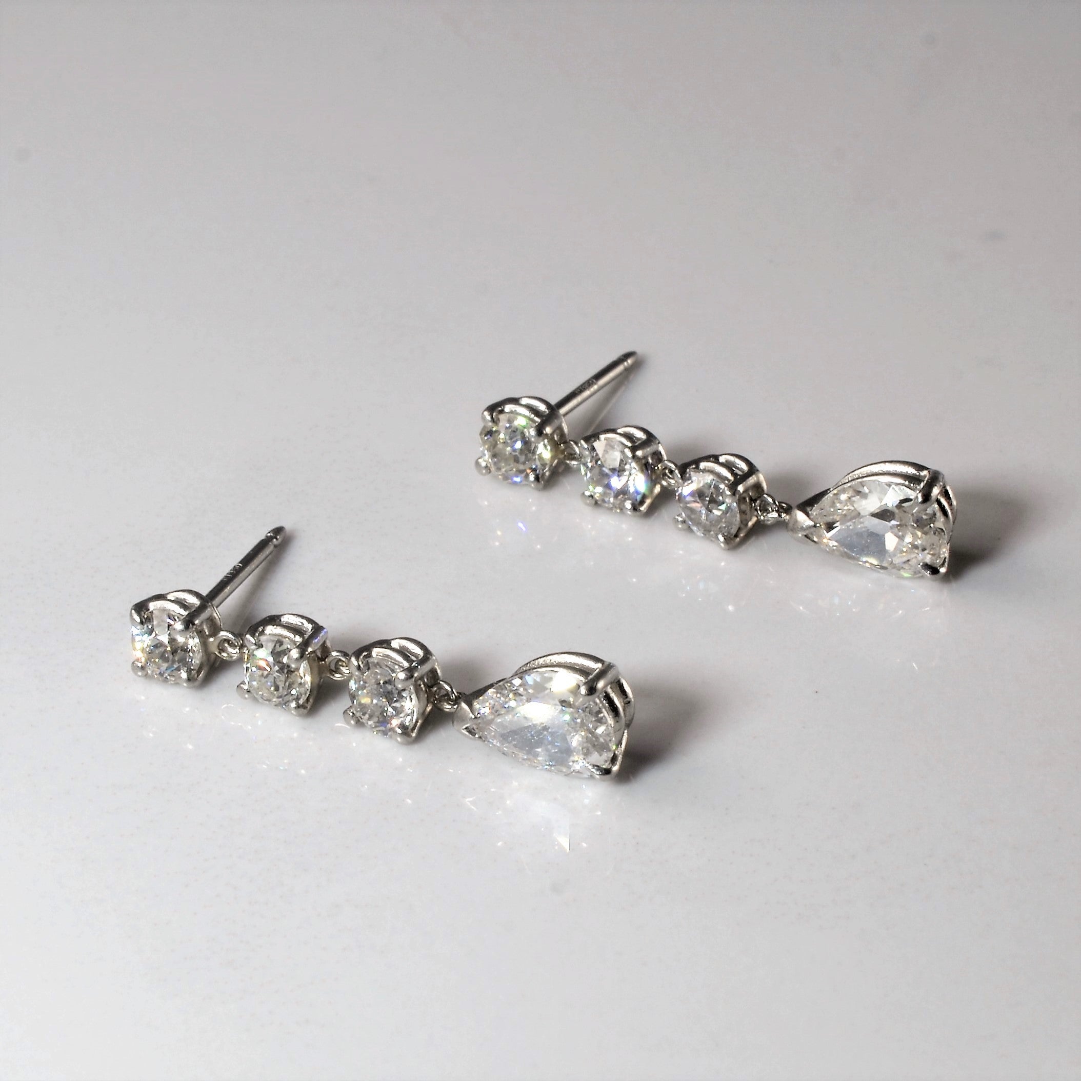 Boucles d'oreilles pendantes en platine et diamants | 2,70 ct |