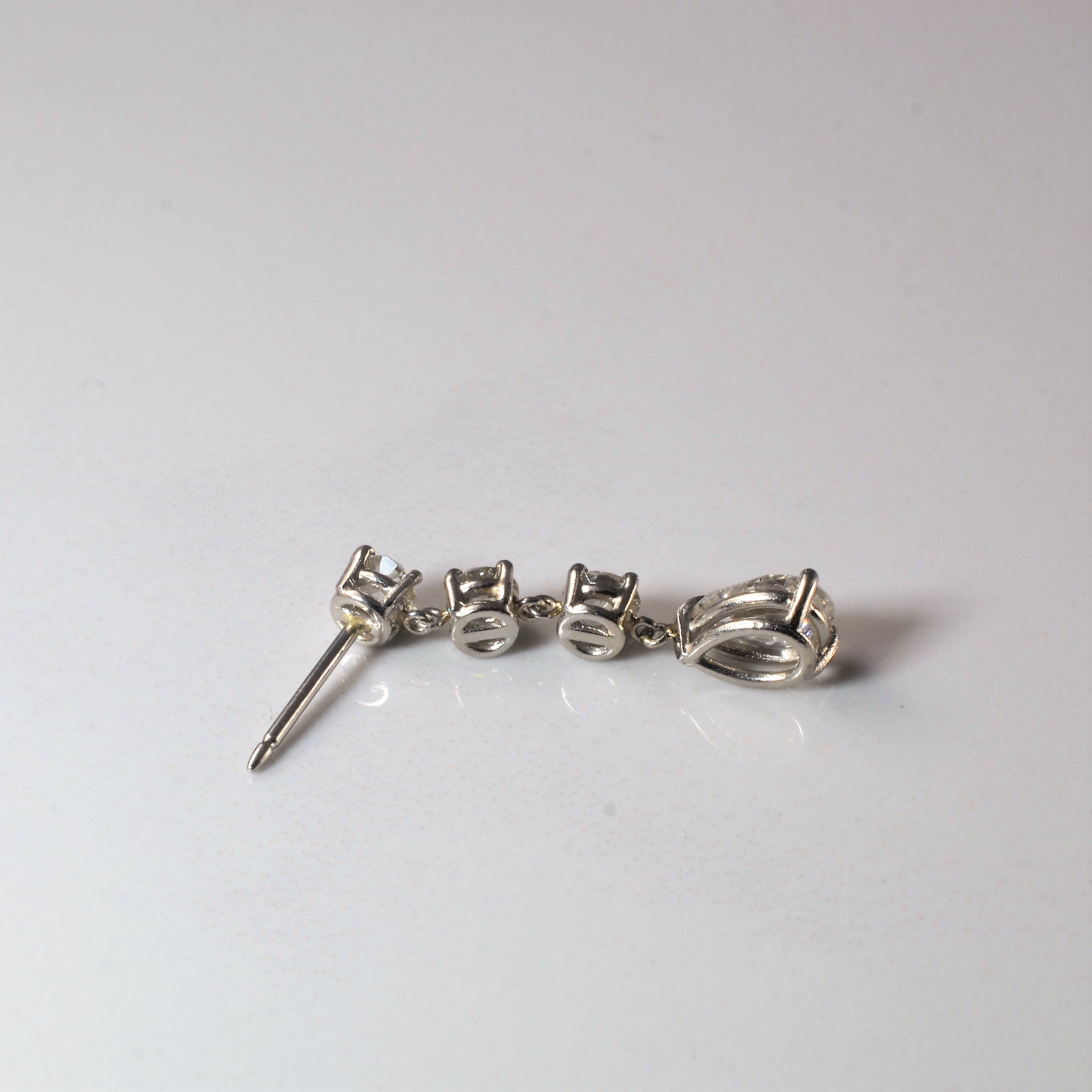 Boucles d'oreilles pendantes en platine et diamants | 2,70 ct |