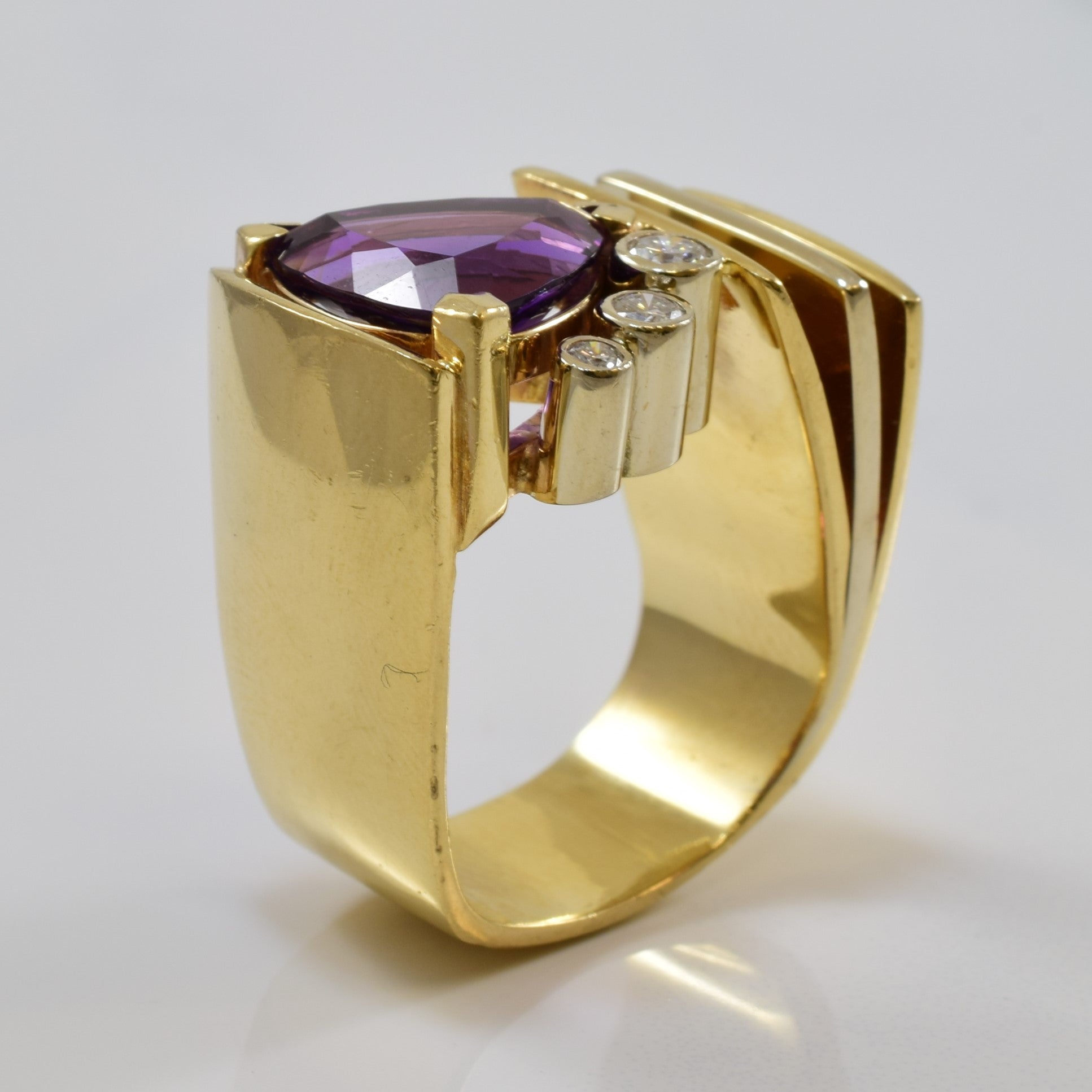 Bague cocktail en améthyste taille trillion et diamants | 5,50 ct, 0,20 ct au total | Taille 7,5 |