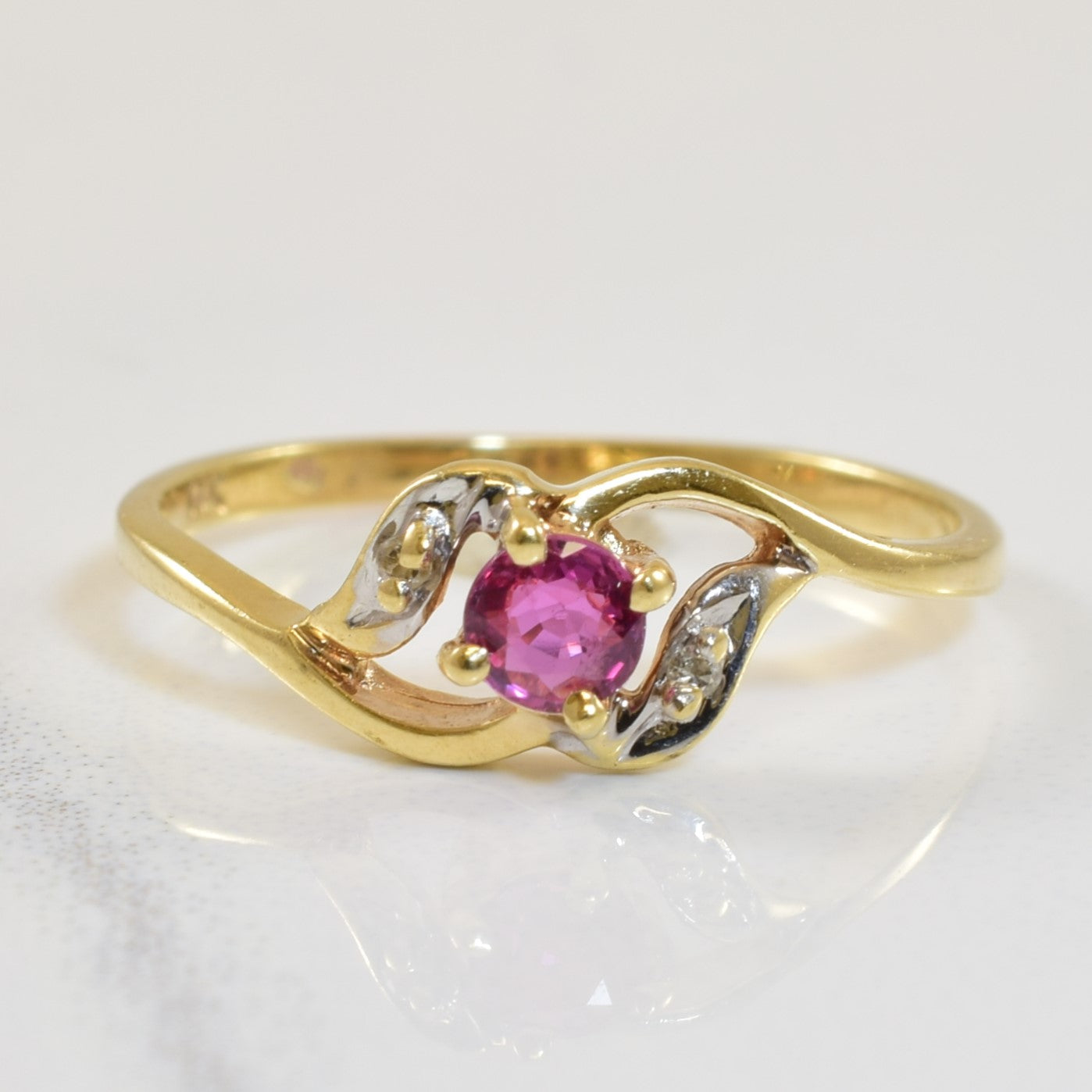 Bague contournée rubis et diamants | 0,18 ct, 0,01 ct au total | Taille 4,75 |
