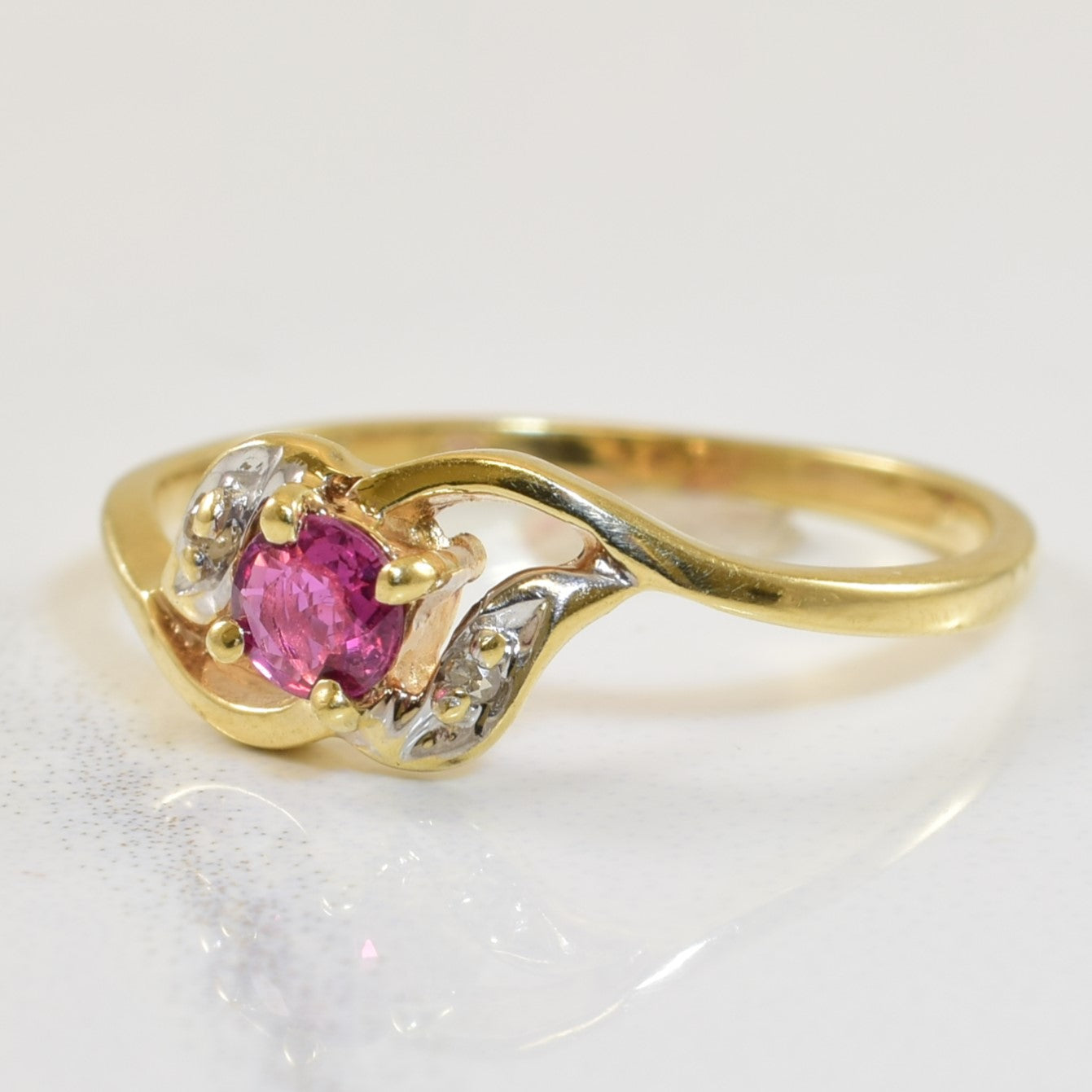 Bague contournée rubis et diamants | 0,18 ct, 0,01 ct au total | Taille 4,75 |