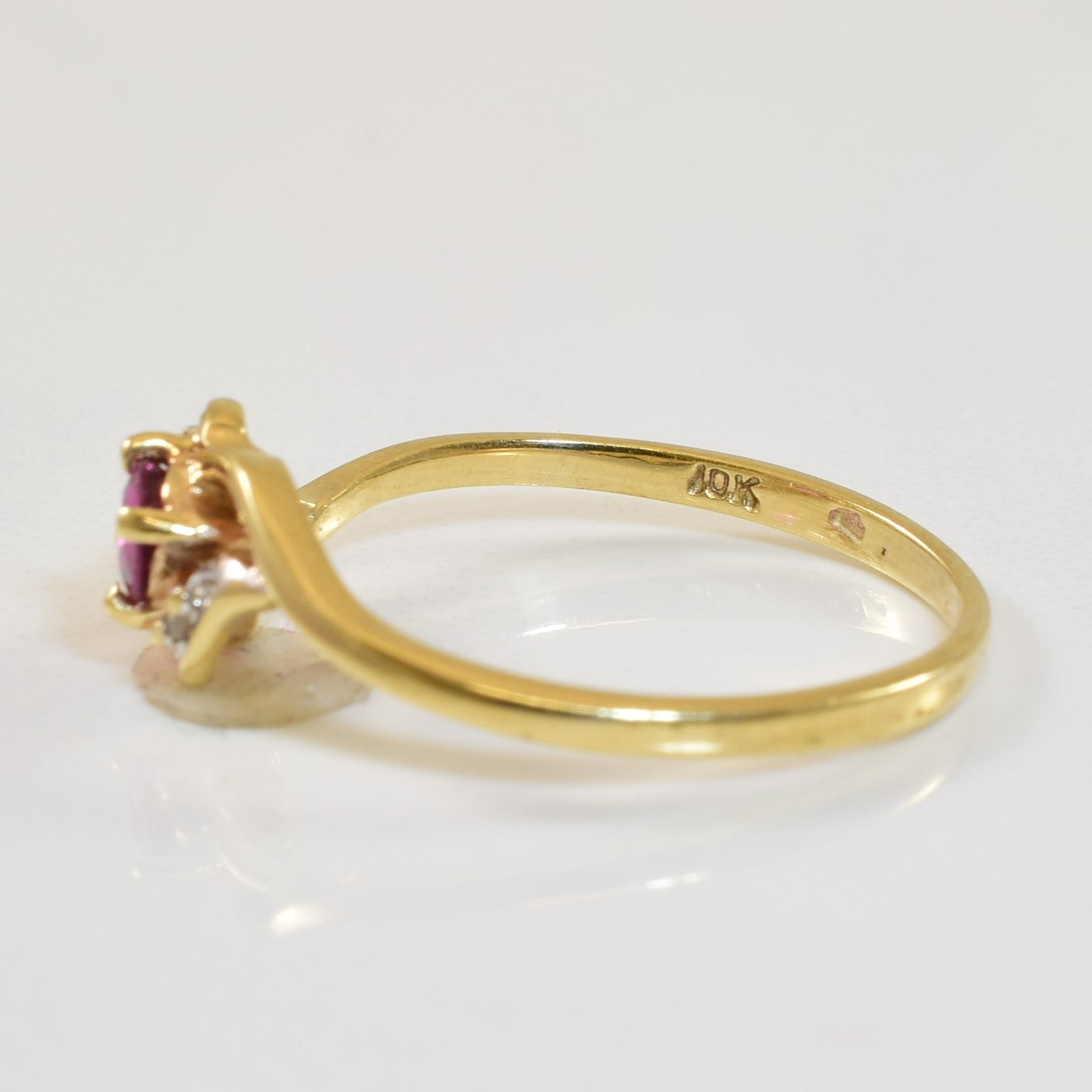 Bague contournée rubis et diamants | 0,18 ct, 0,01 ct au total | Taille 4,75 |