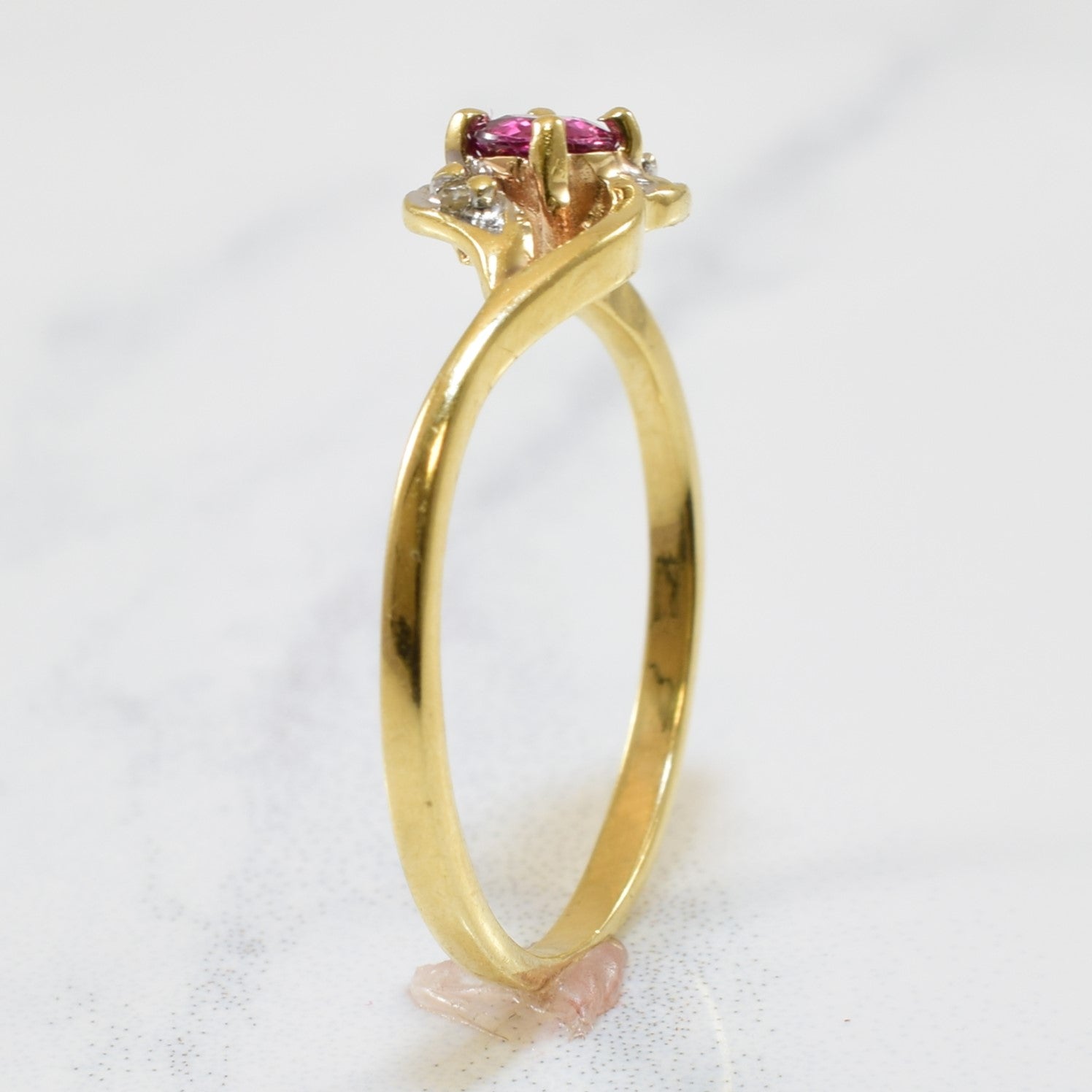 Bague contournée rubis et diamants | 0,18 ct, 0,01 ct au total | Taille 4,75 |