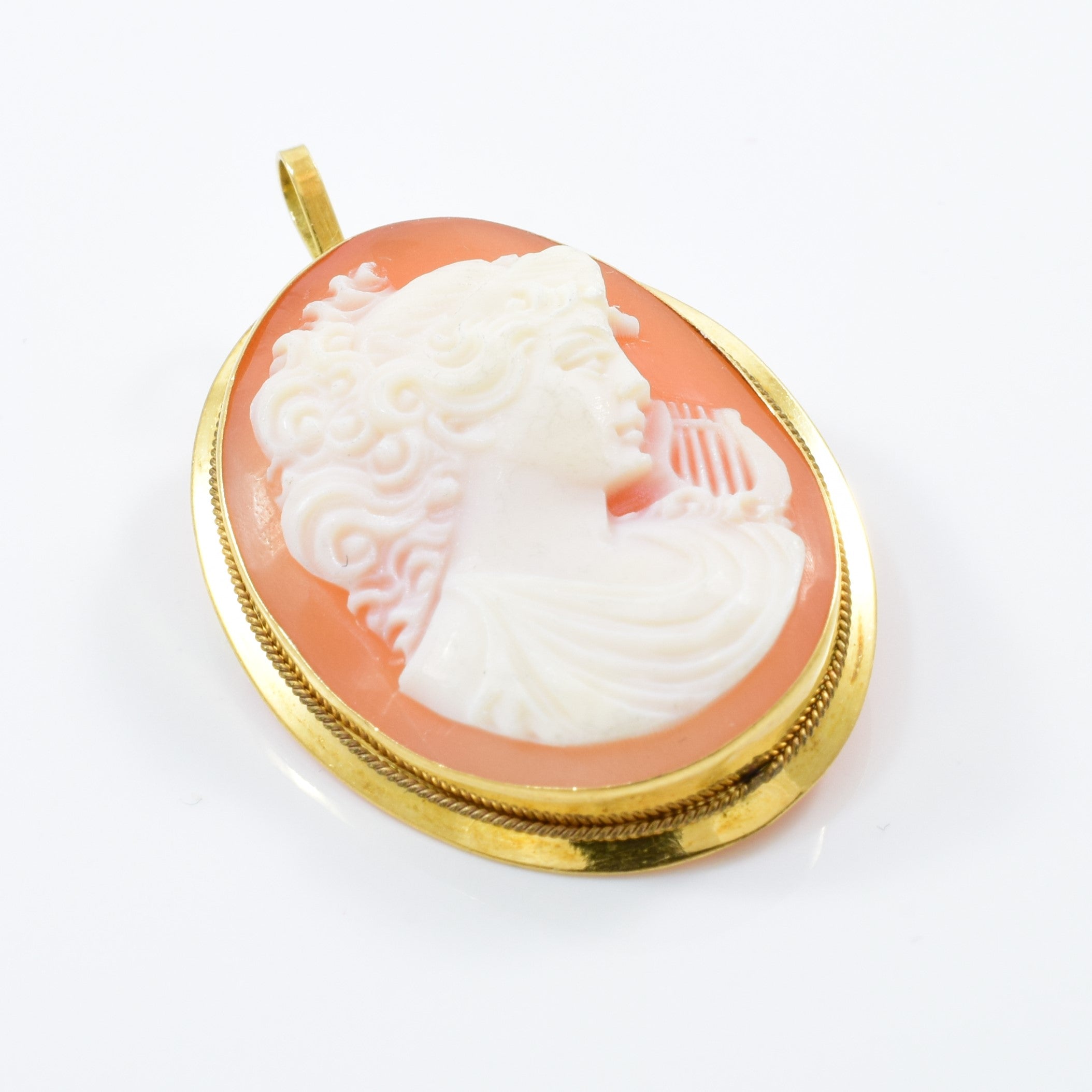 Pendentif et broche camée convertibles | 10,00 ct |