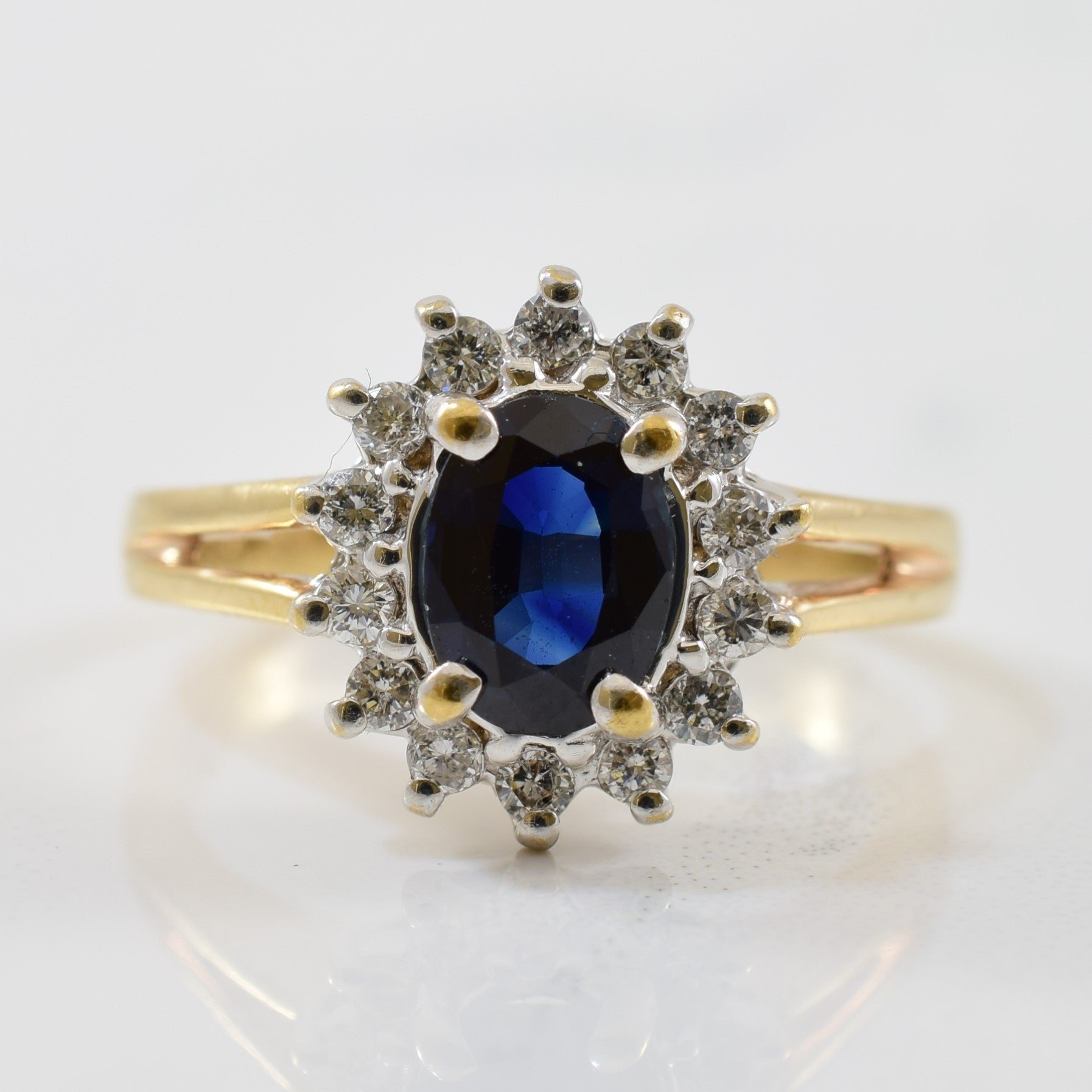 Bague à anneau fendu sertie d'un halo de saphirs et de diamants | 0,28 ct au total, 0,88 ct | Taille 5,5 |
